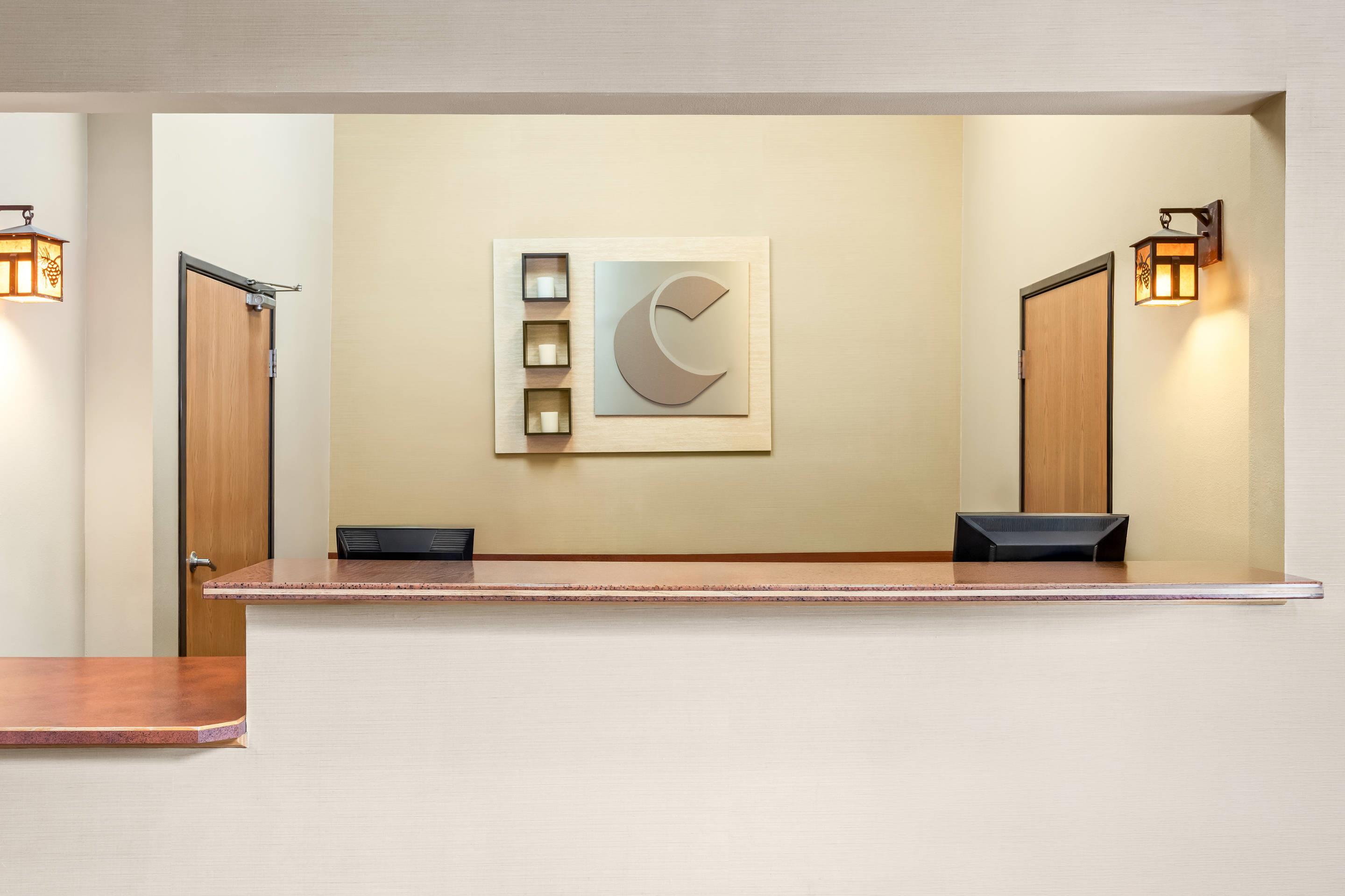 Front desk | Comfort Inn & Suites Midtown