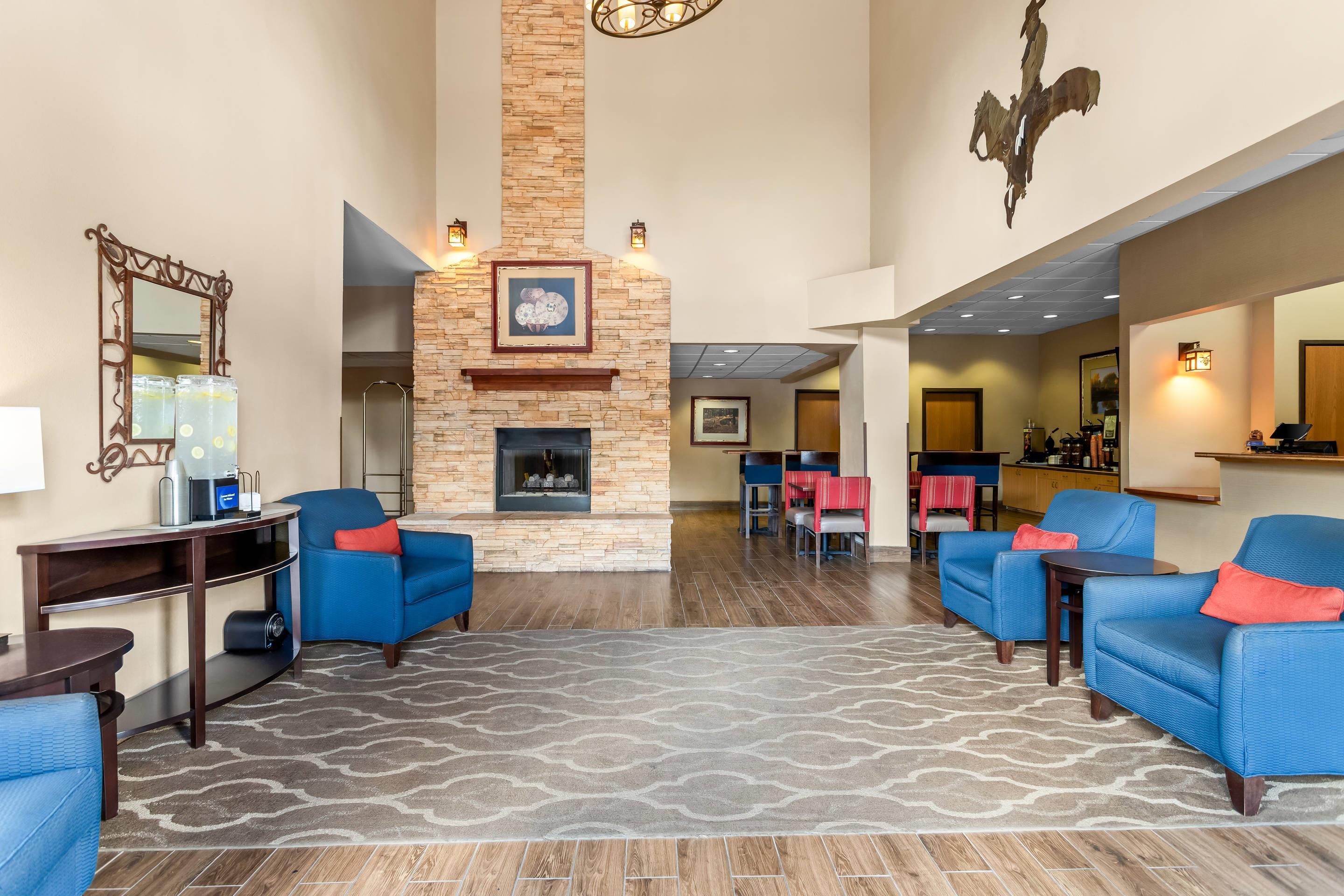 Lobby with sitting area | Comfort Inn & Suites Midtown