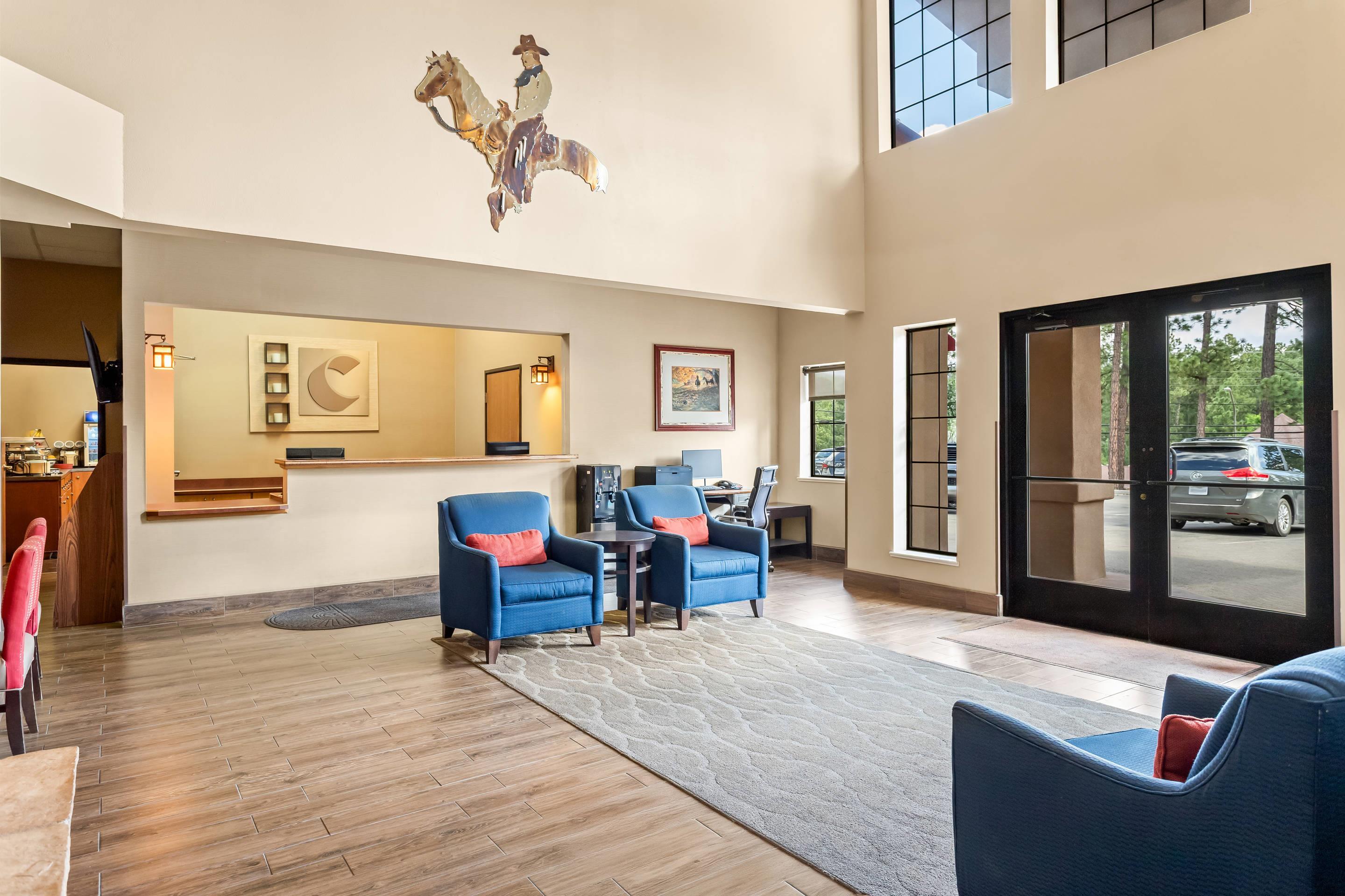Lobby with sitting area | Comfort Inn & Suites Midtown