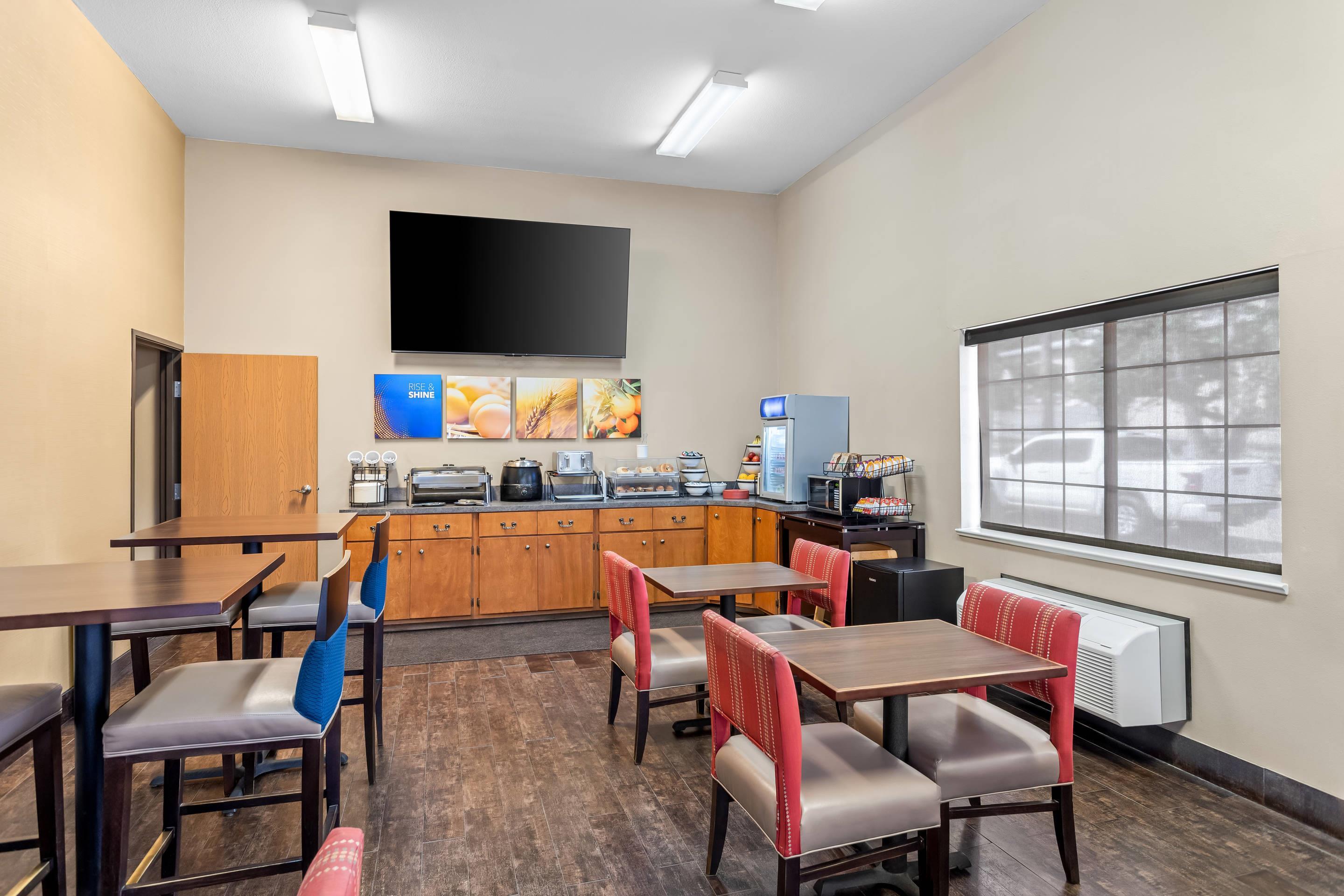 Breakfast area | Comfort Inn & Suites Midtown
