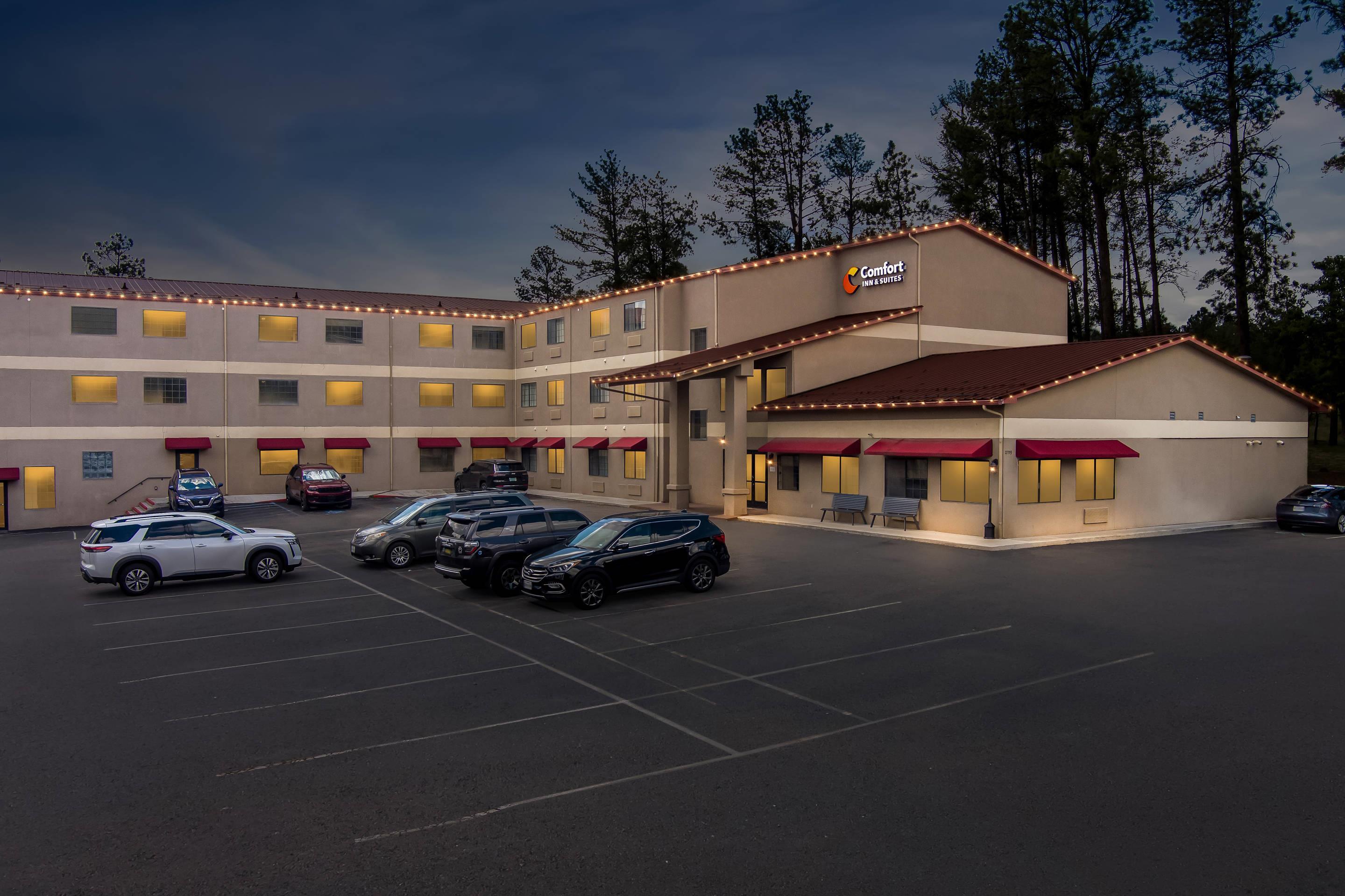 Hotel at night | Comfort Inn & Suites Midtown