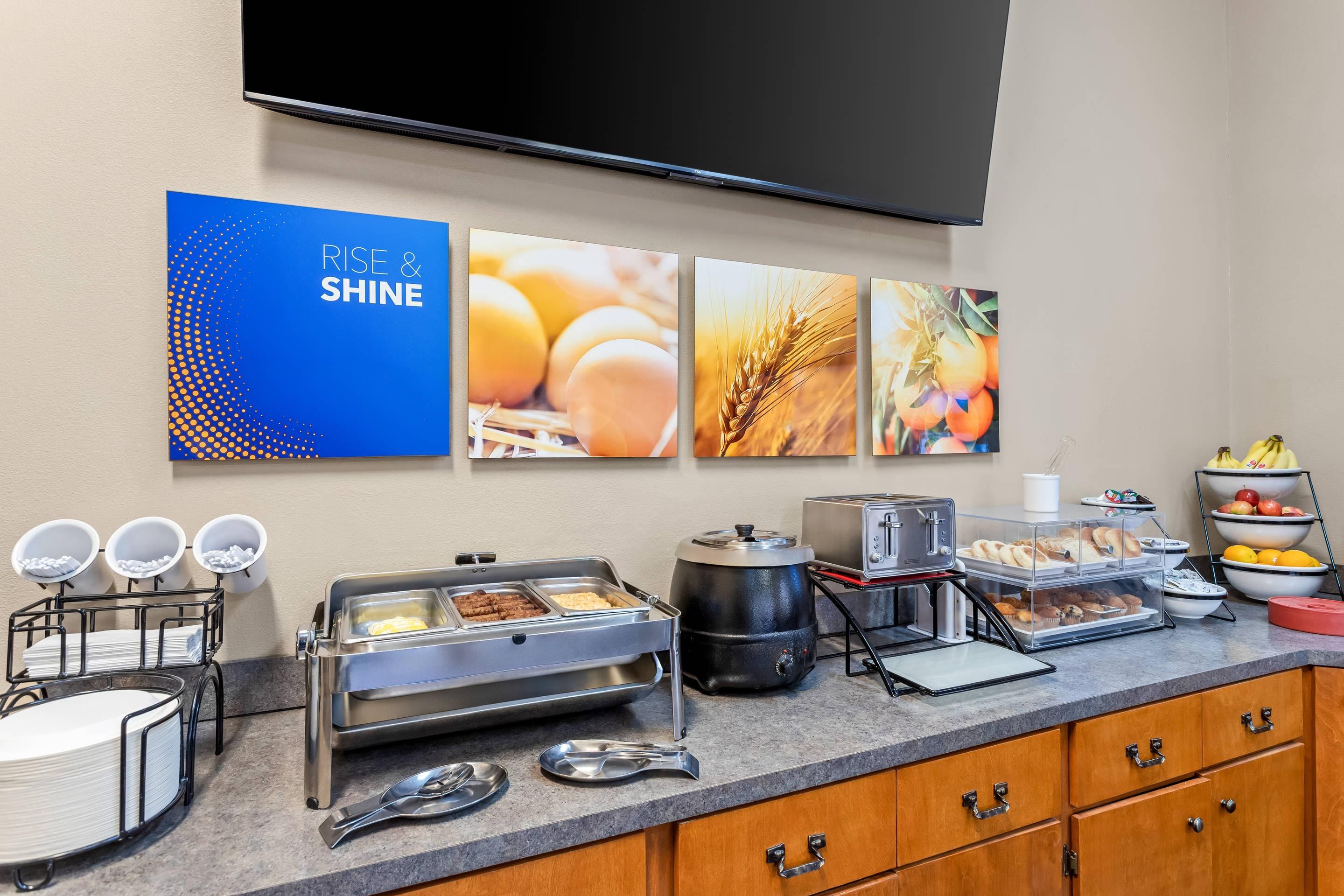 Breakfast area | Comfort Inn & Suites Midtown