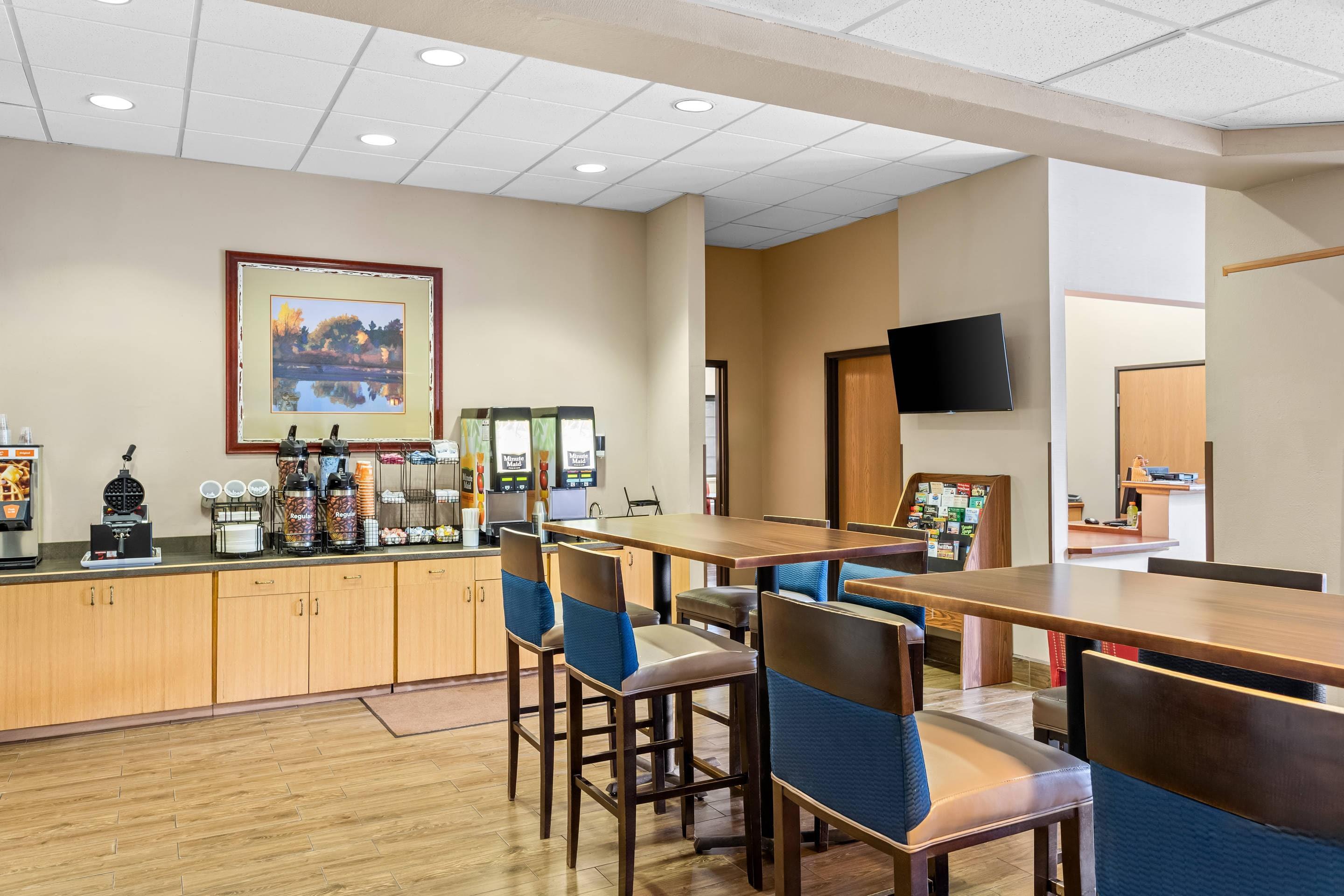 Breakfast area | Comfort Inn & Suites Midtown