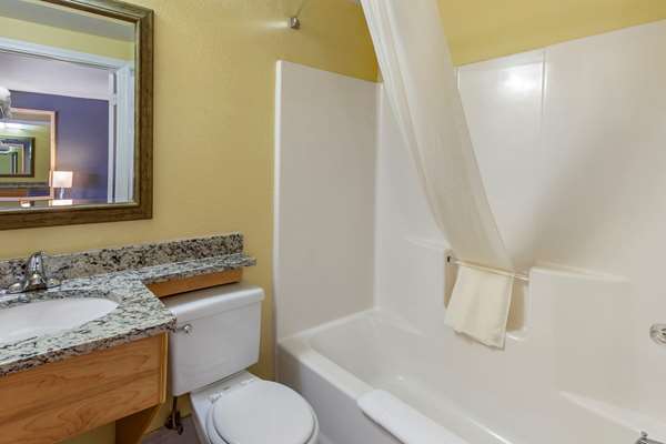  - Econo Lodge Clovis