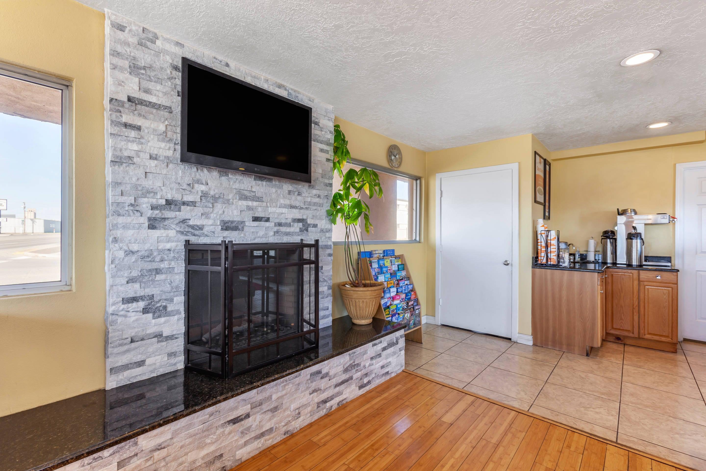 Breakfast area | Econo Lodge Clovis