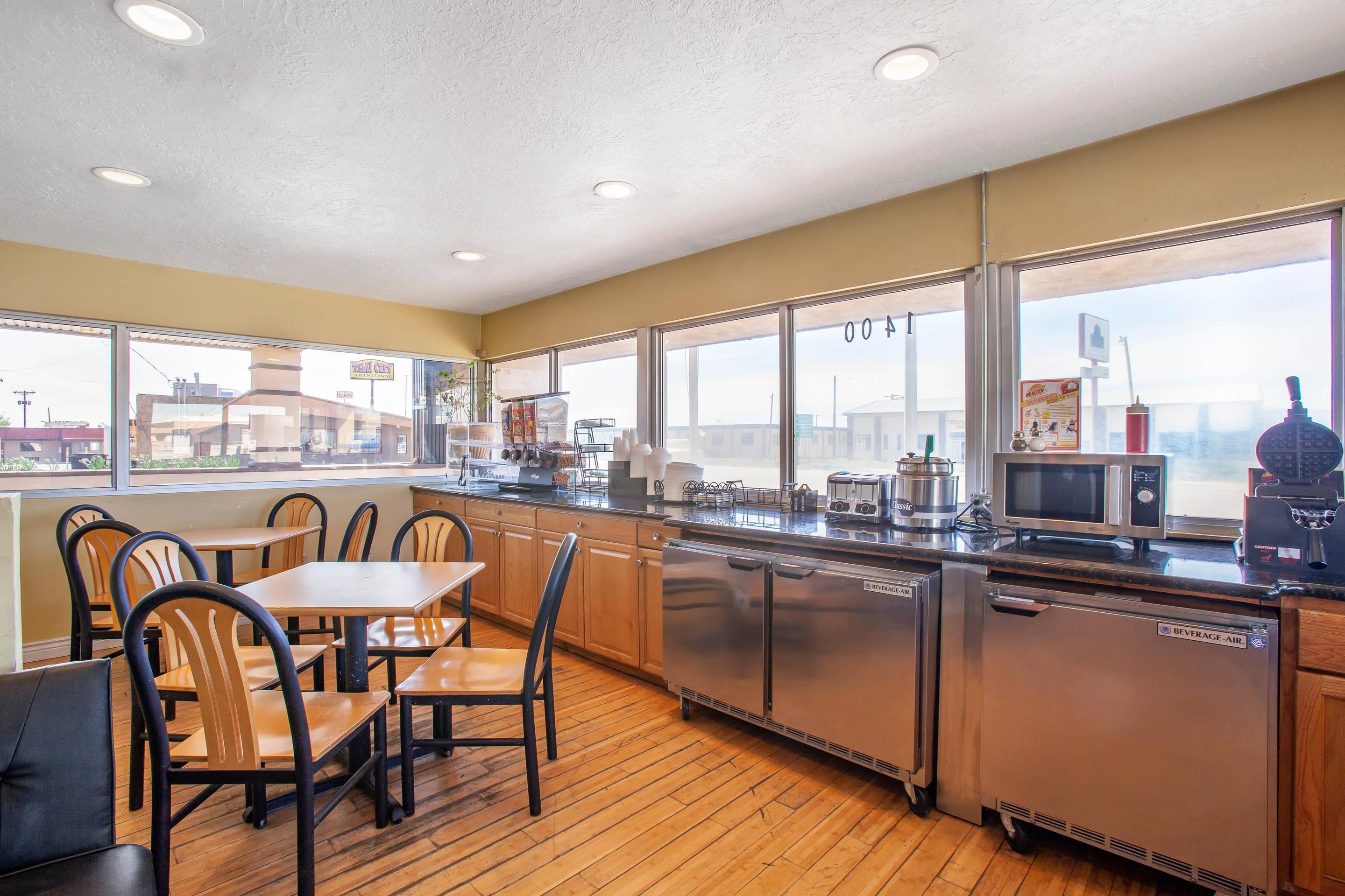 Enjoy breakfast in this seating area | Econo Lodge Clovis