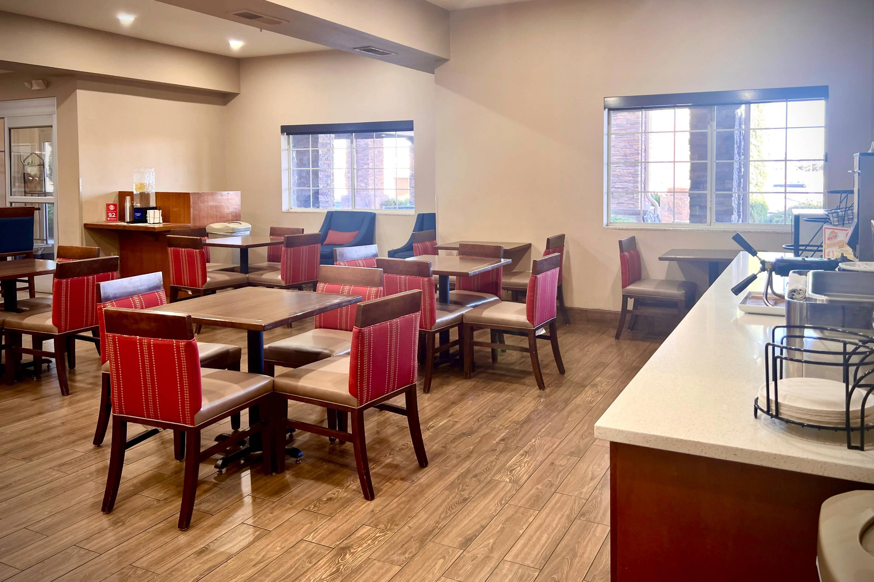 Enjoy breakfast in this seating area | Comfort Inn & Suites Las Cruces Mesilla