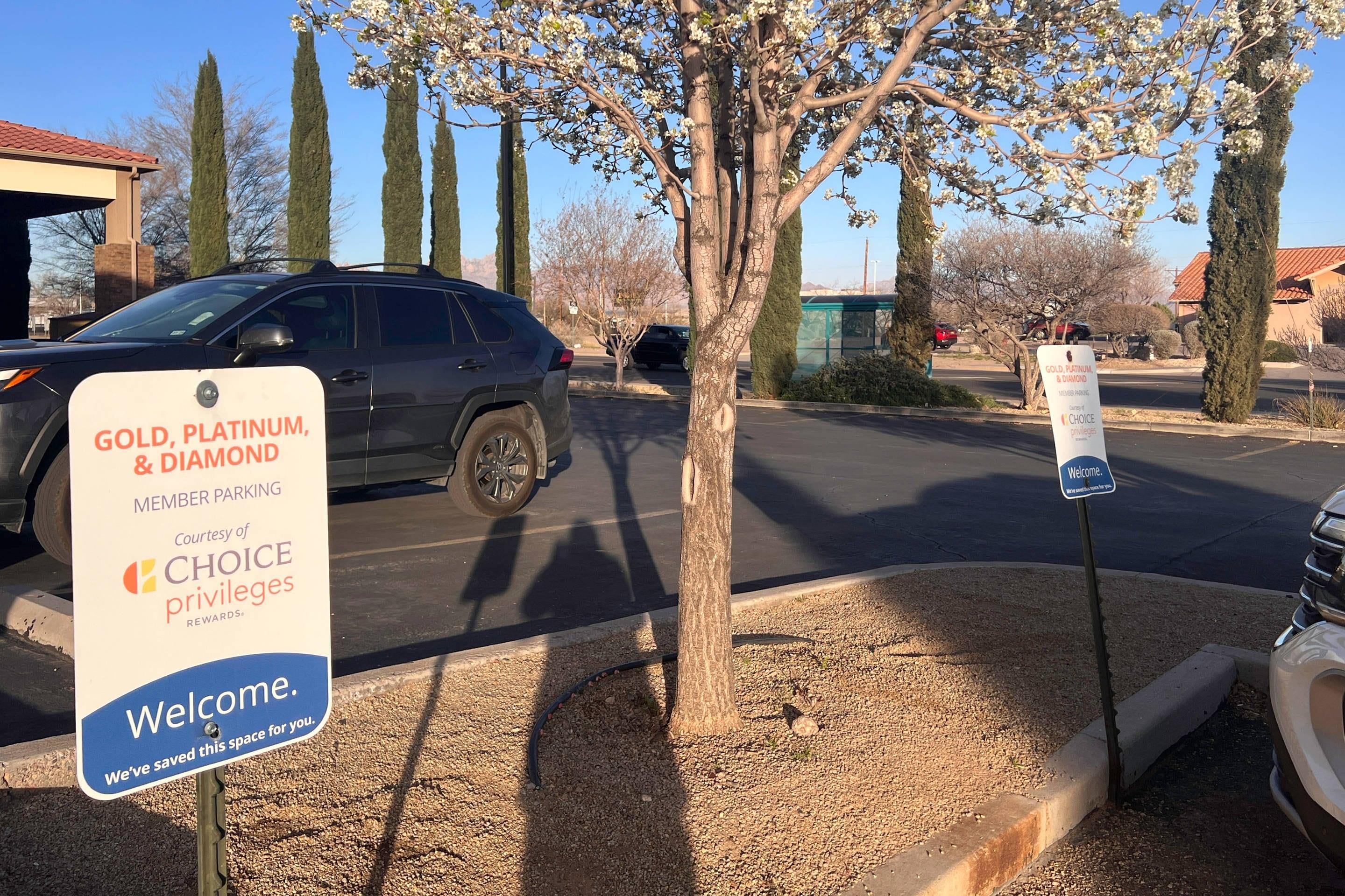 Parking Area | Comfort Inn & Suites Las Cruces Mesilla