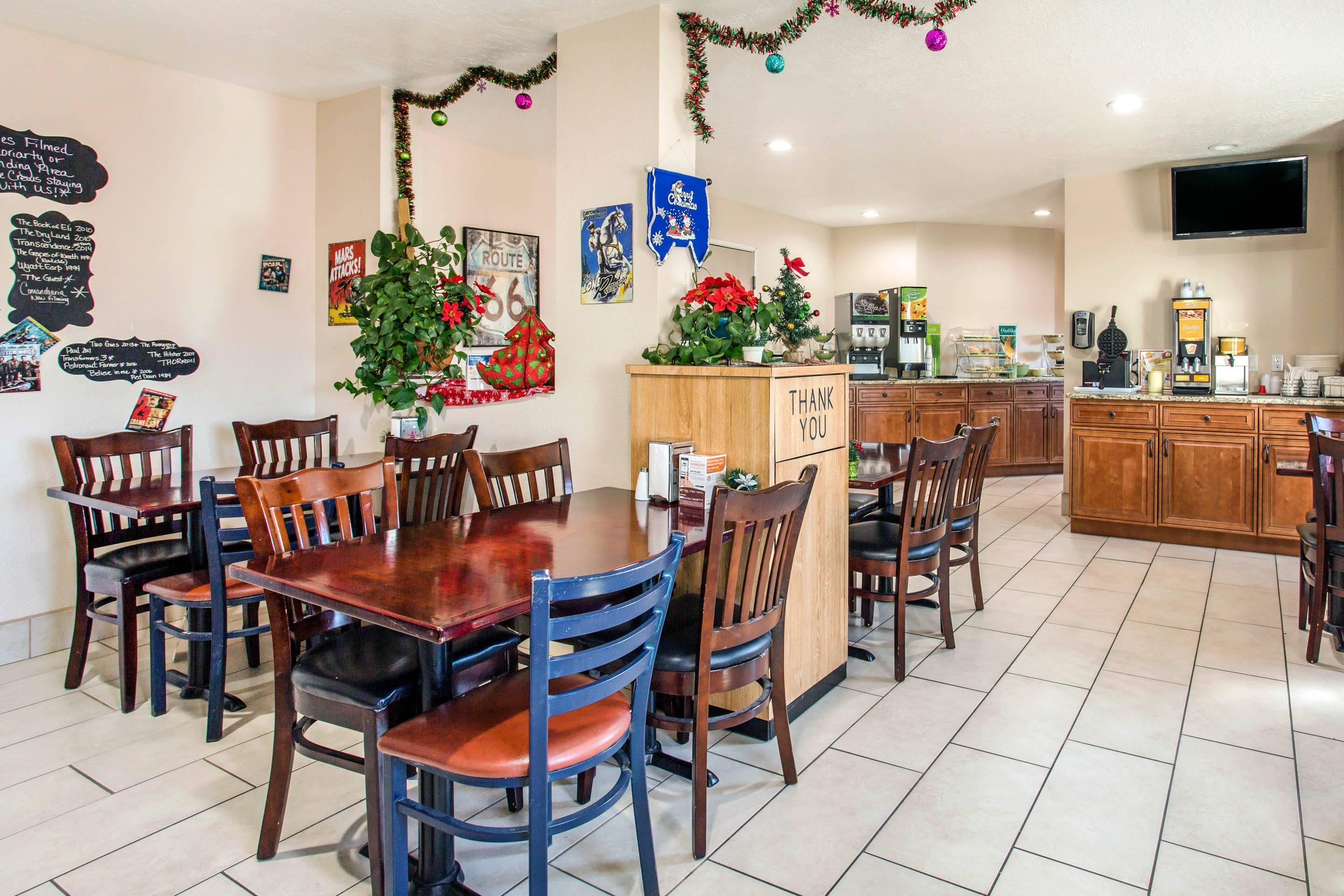 Enjoy breakfast in this seating area | Quality Inn