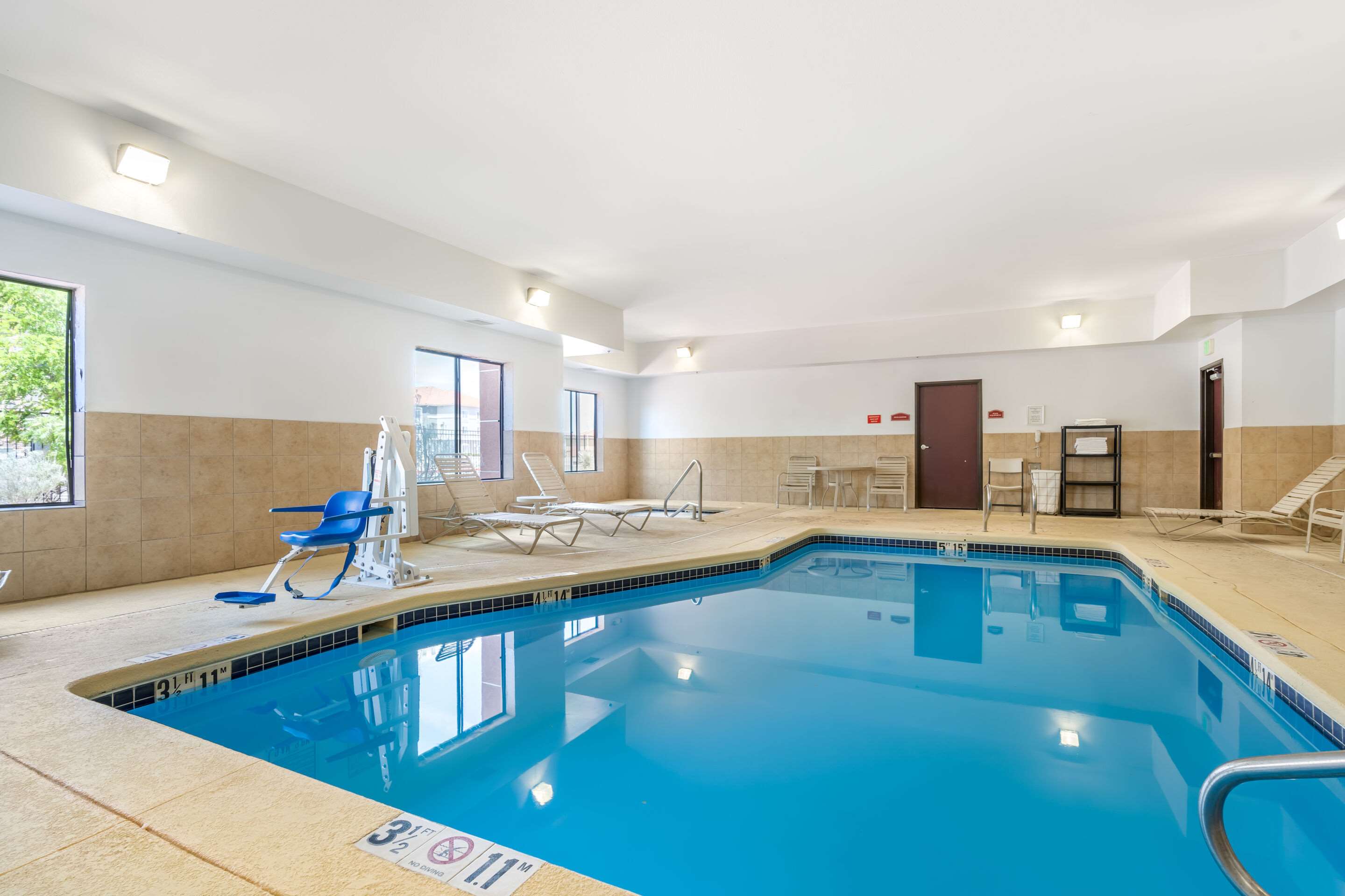 Indoor pool | Comfort Suites Gallup