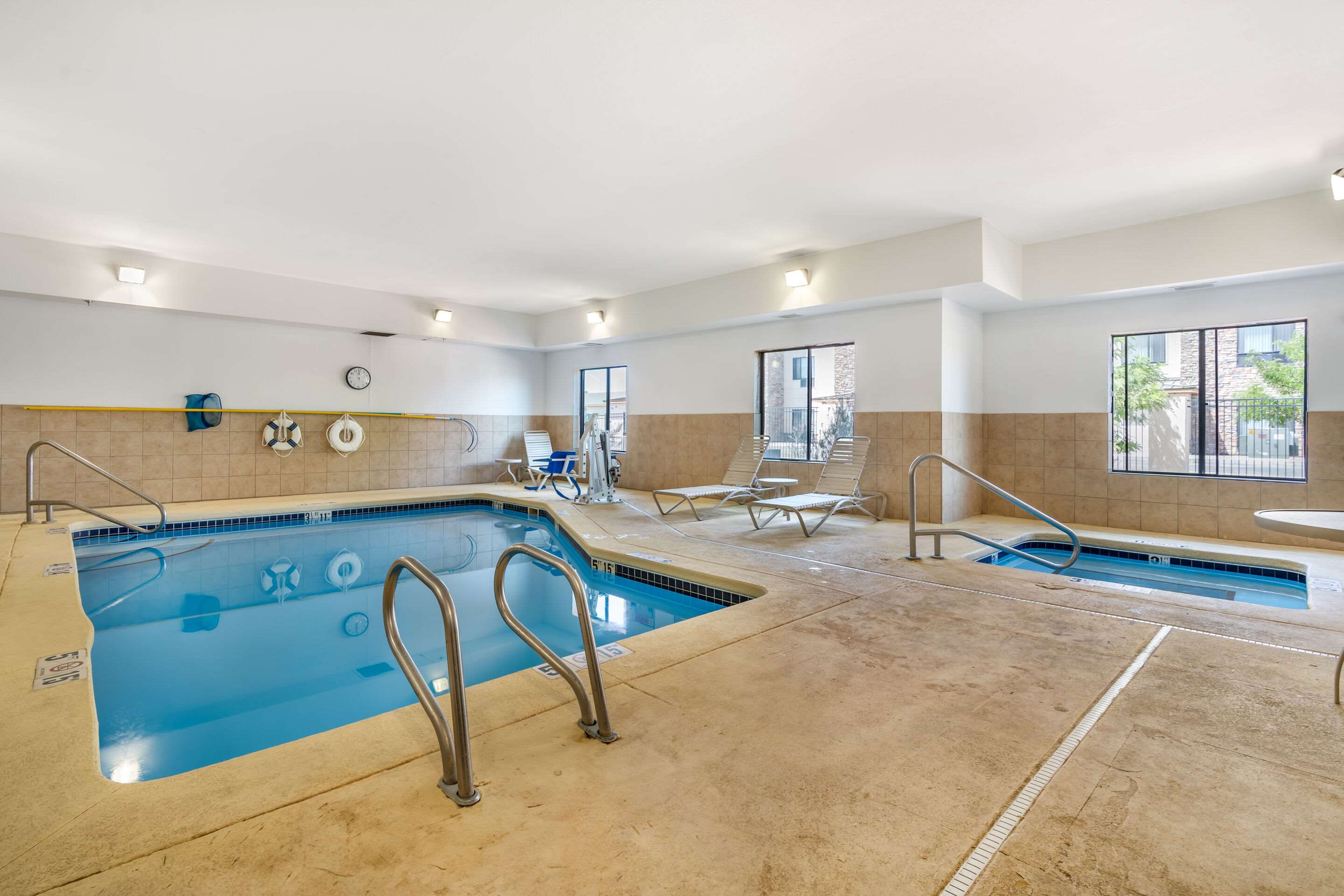 Indoor pool | Comfort Suites Gallup
