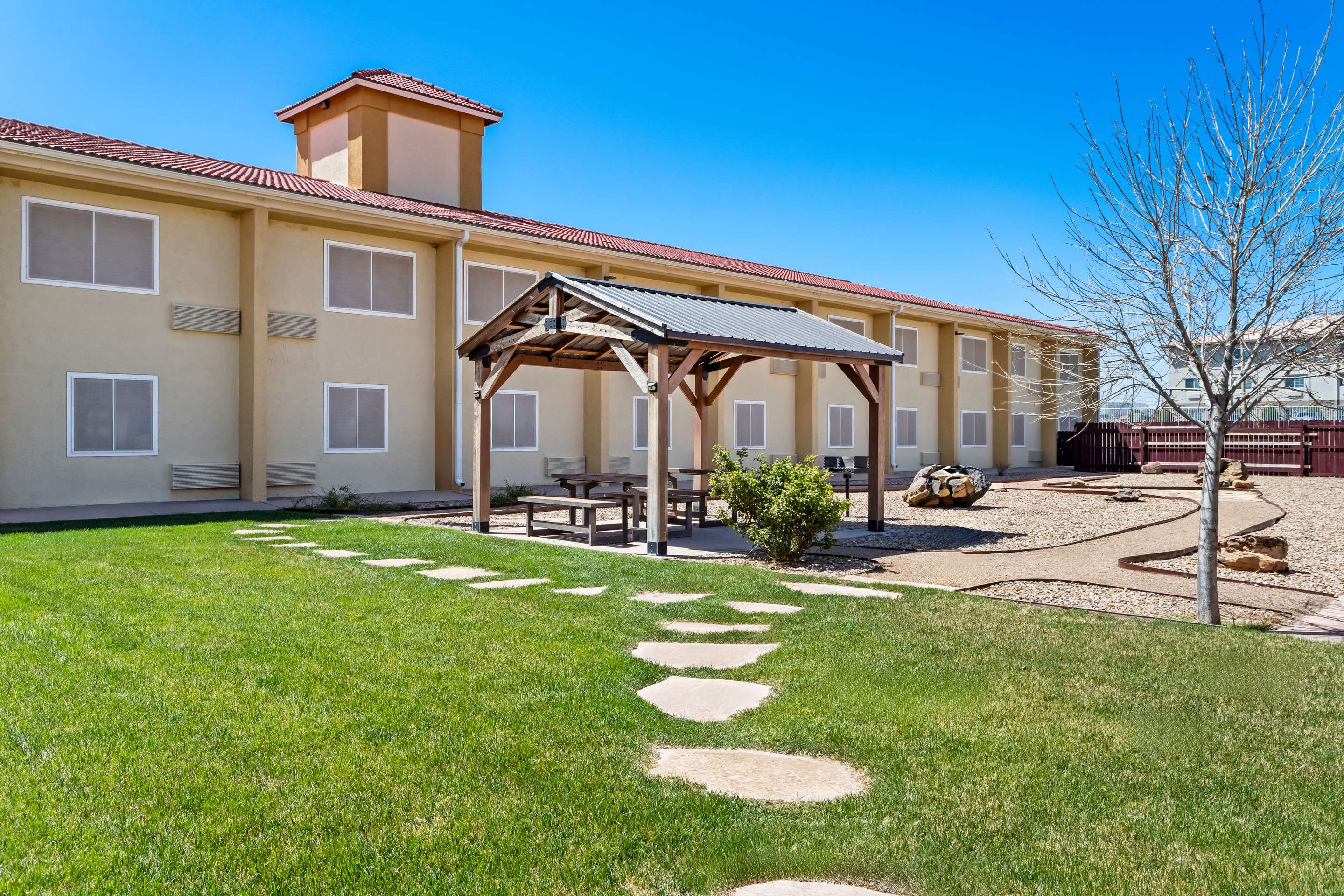 Hotel patio | Comfort Inn Santa Rosa on Route 66
