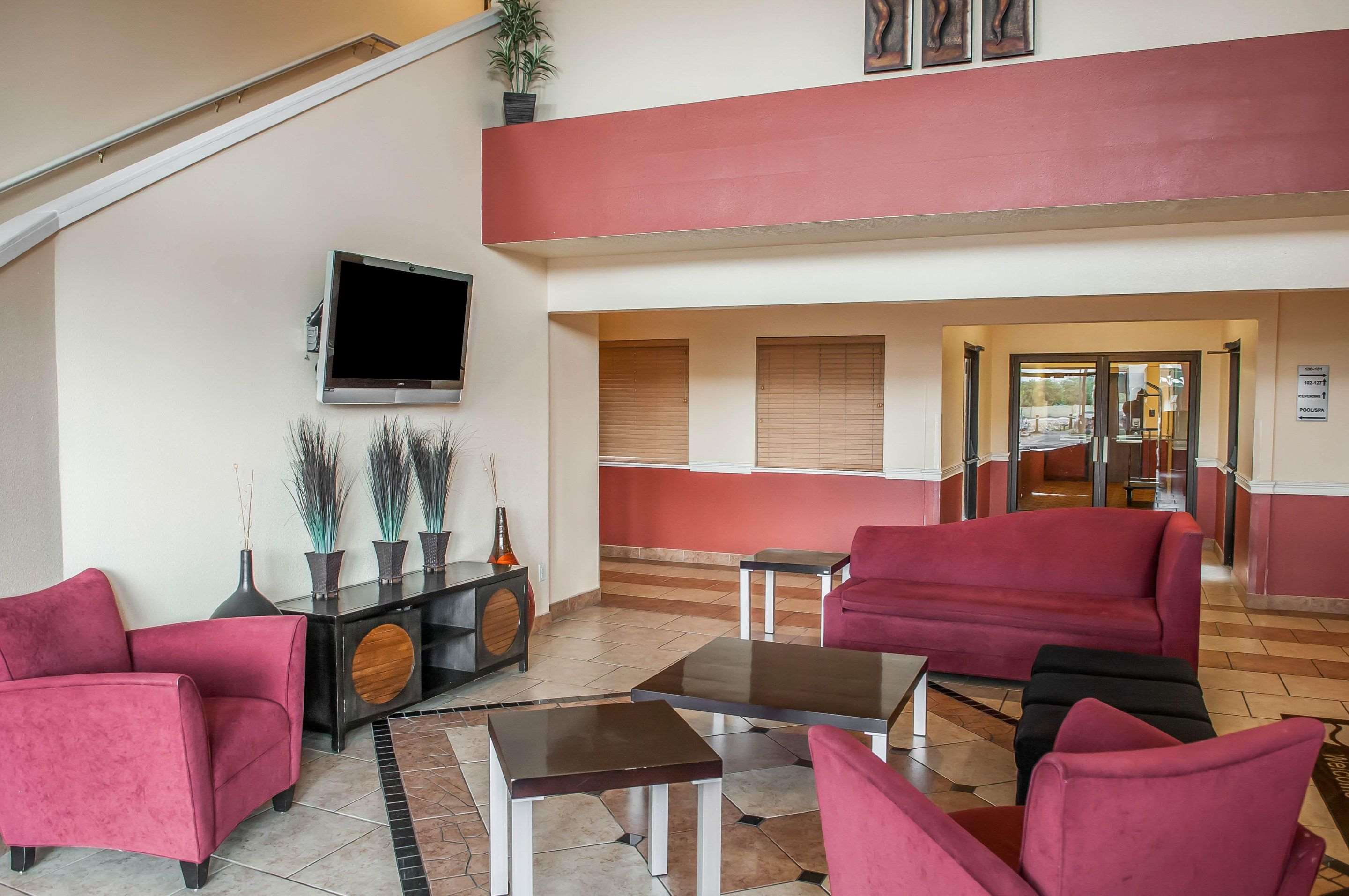 Lobby with sitting area | Quality Inn