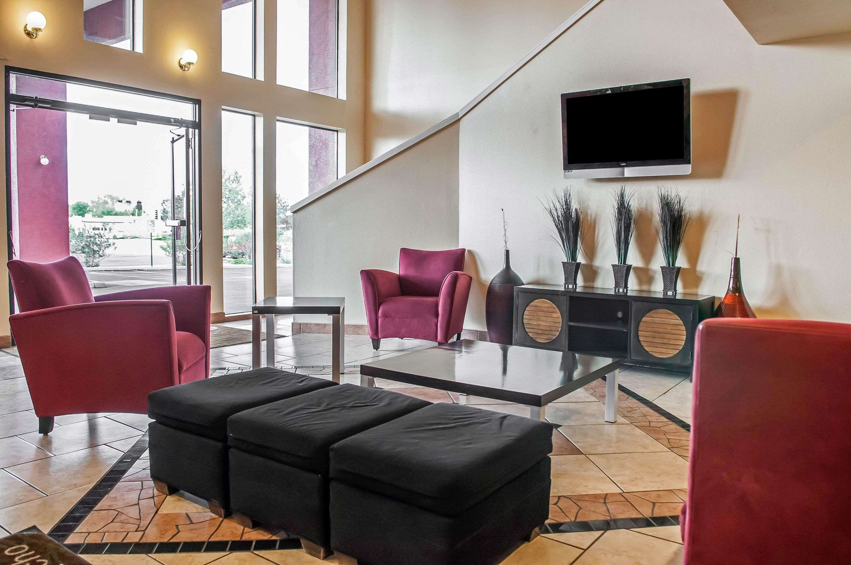 Lobby with sitting area | Quality Inn