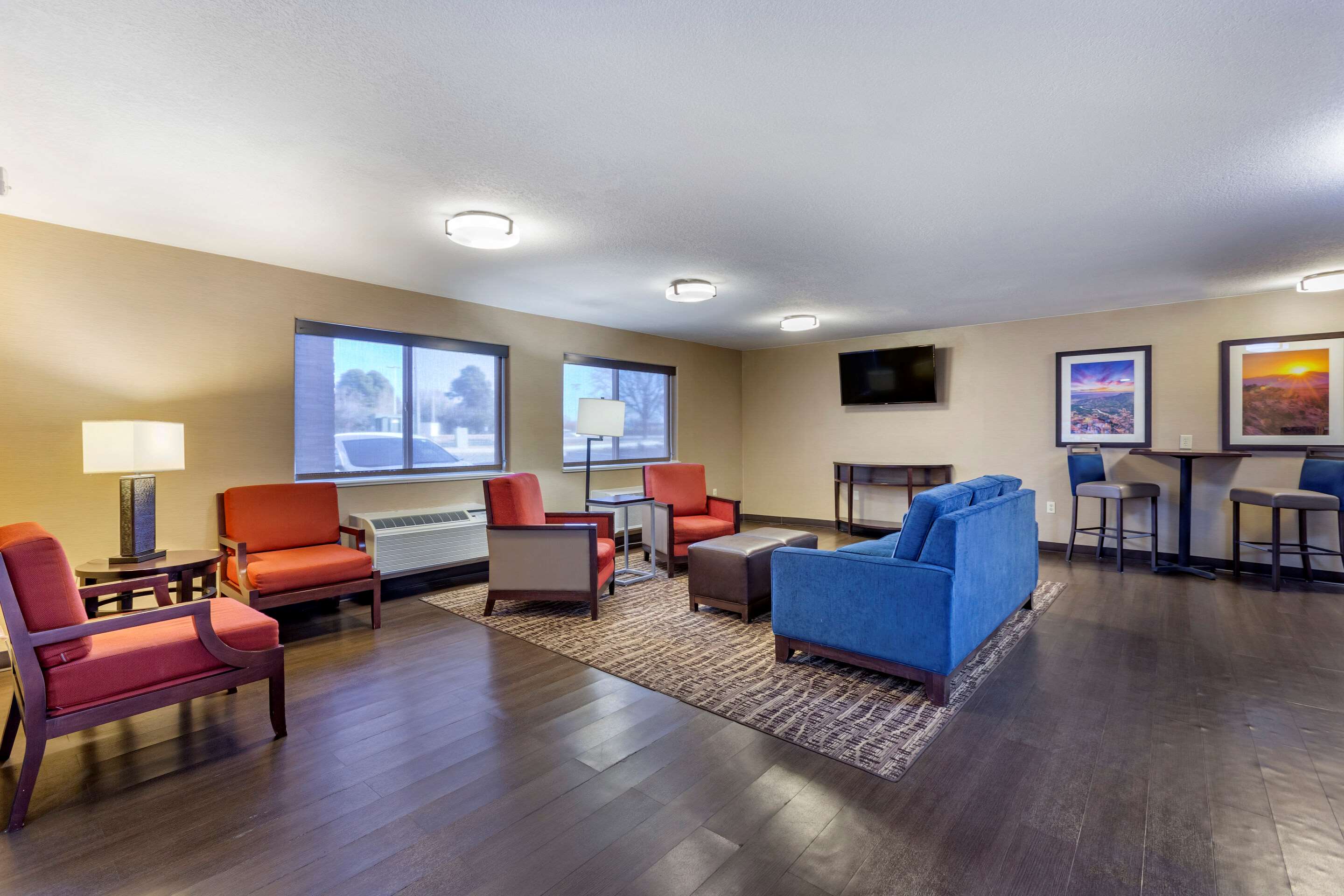 Lobby with sitting area | Comfort Inn & Suites Los Alamos