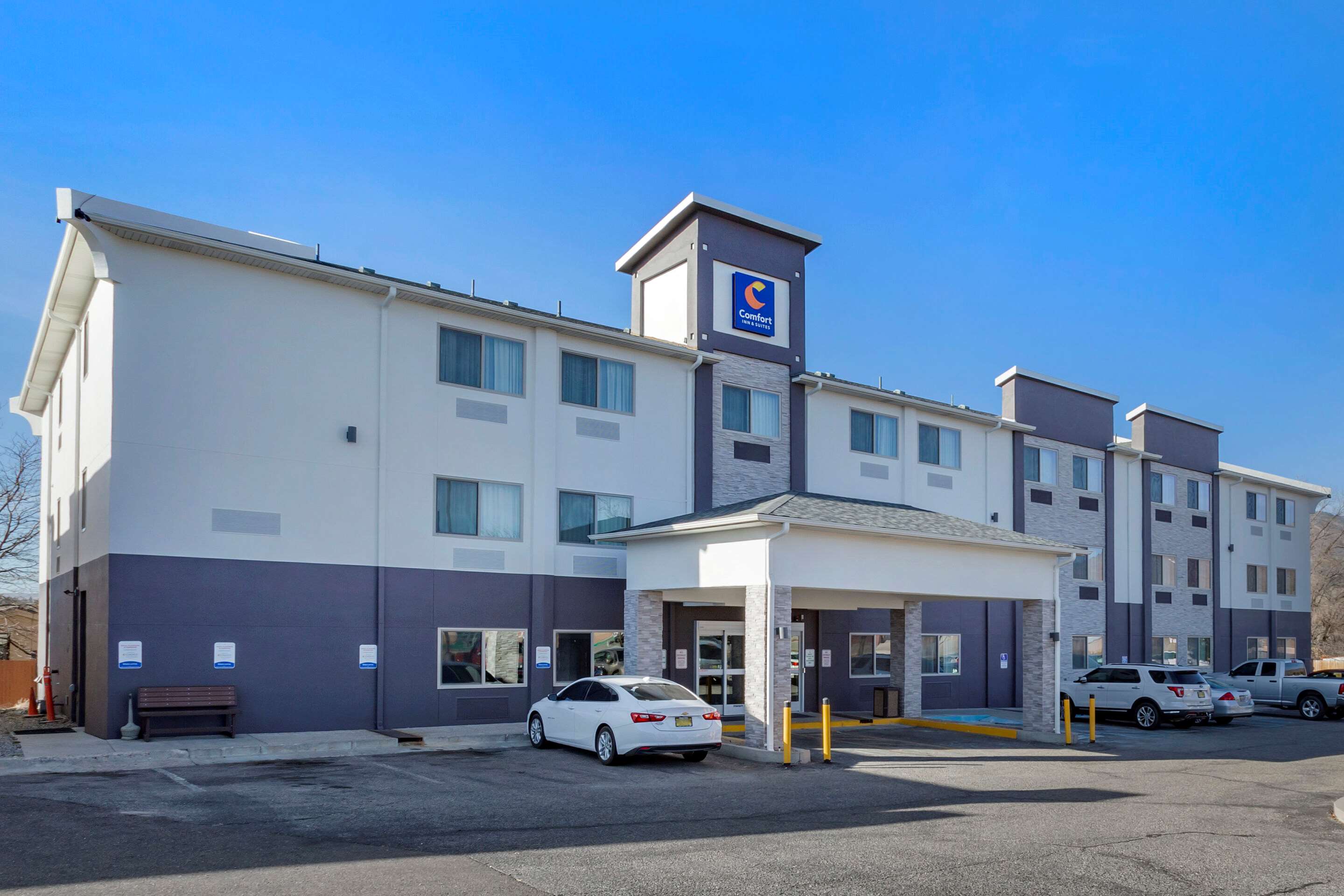 Hotel entrance | Comfort Inn & Suites Los Alamos