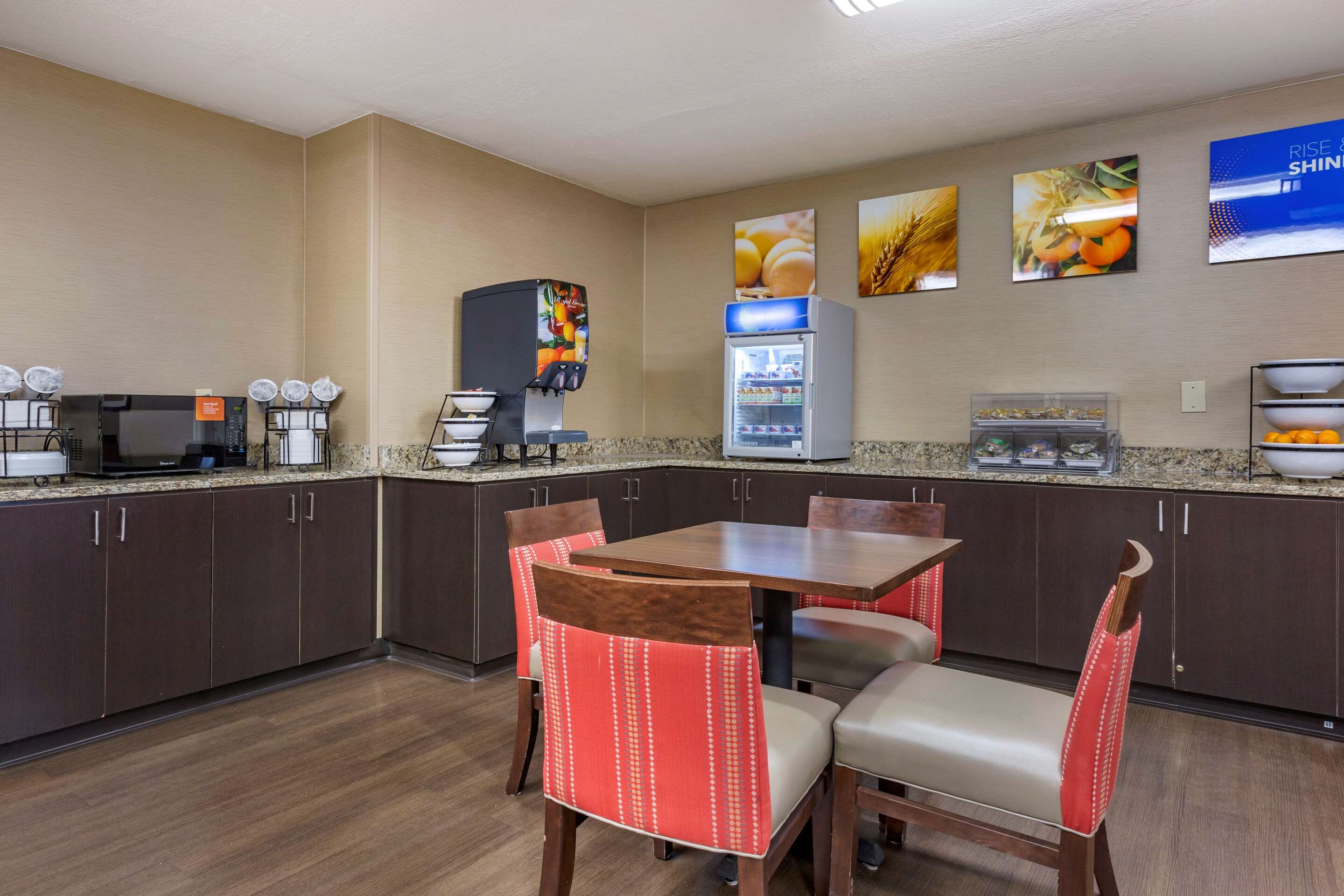 Breakfast area | Comfort Inn & Suites Los Alamos