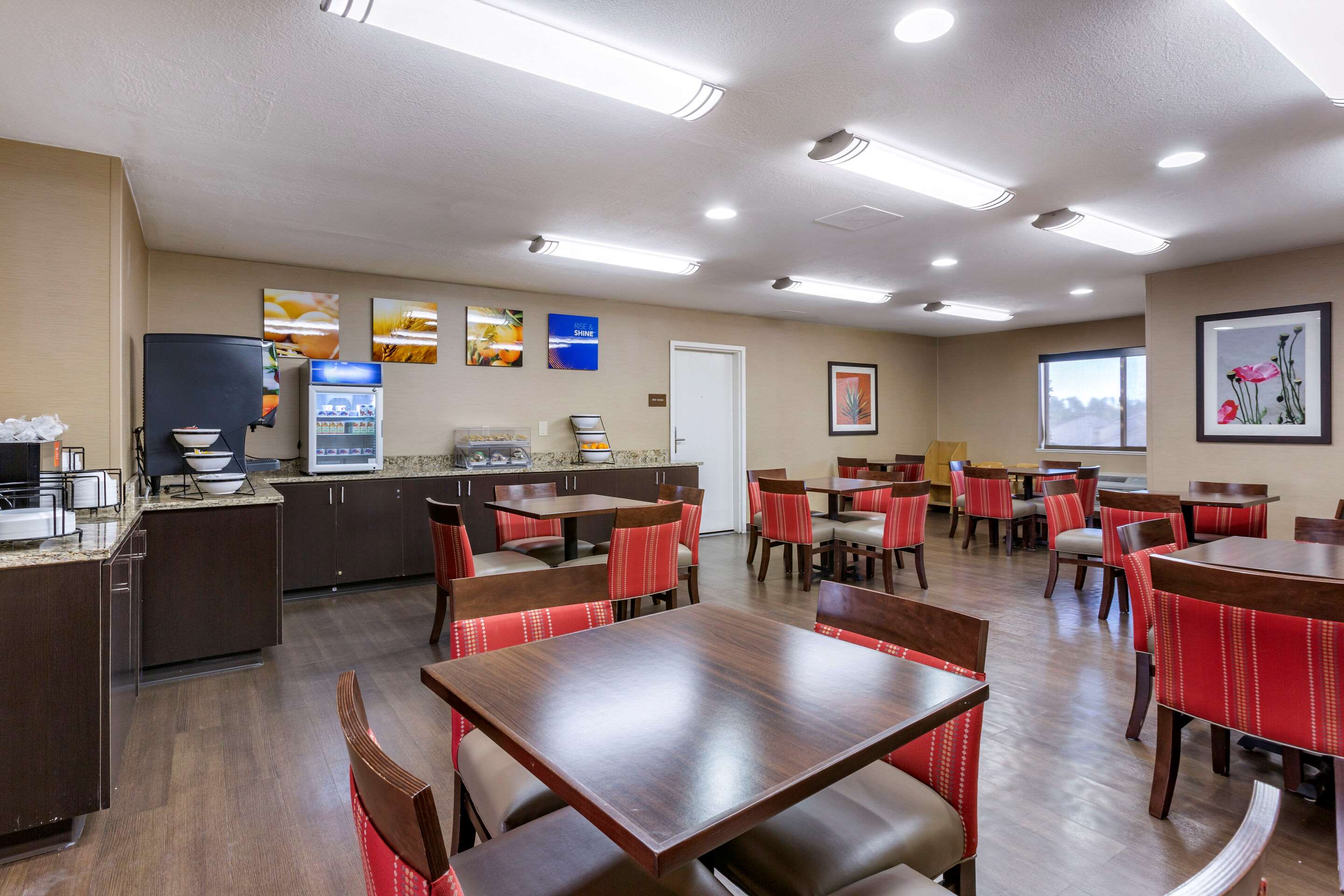 Enjoy breakfast in this seating area | Comfort Inn & Suites Los Alamos