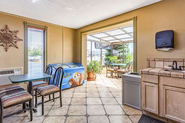 Amenities - Rodeway Inn Farmington