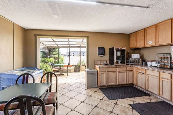 Amenities - Rodeway Inn Farmington