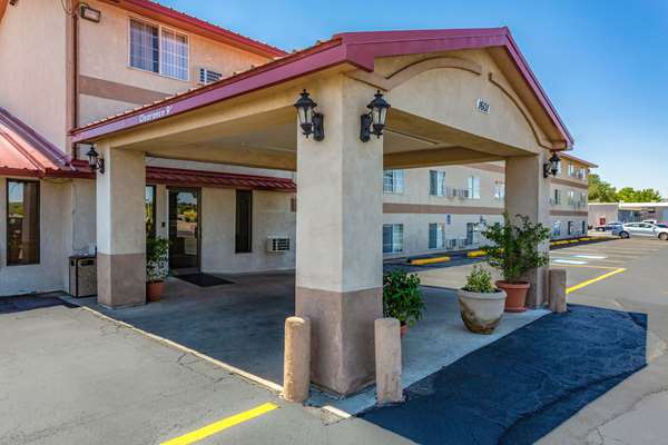 Exterior view - Rodeway Inn Farmington