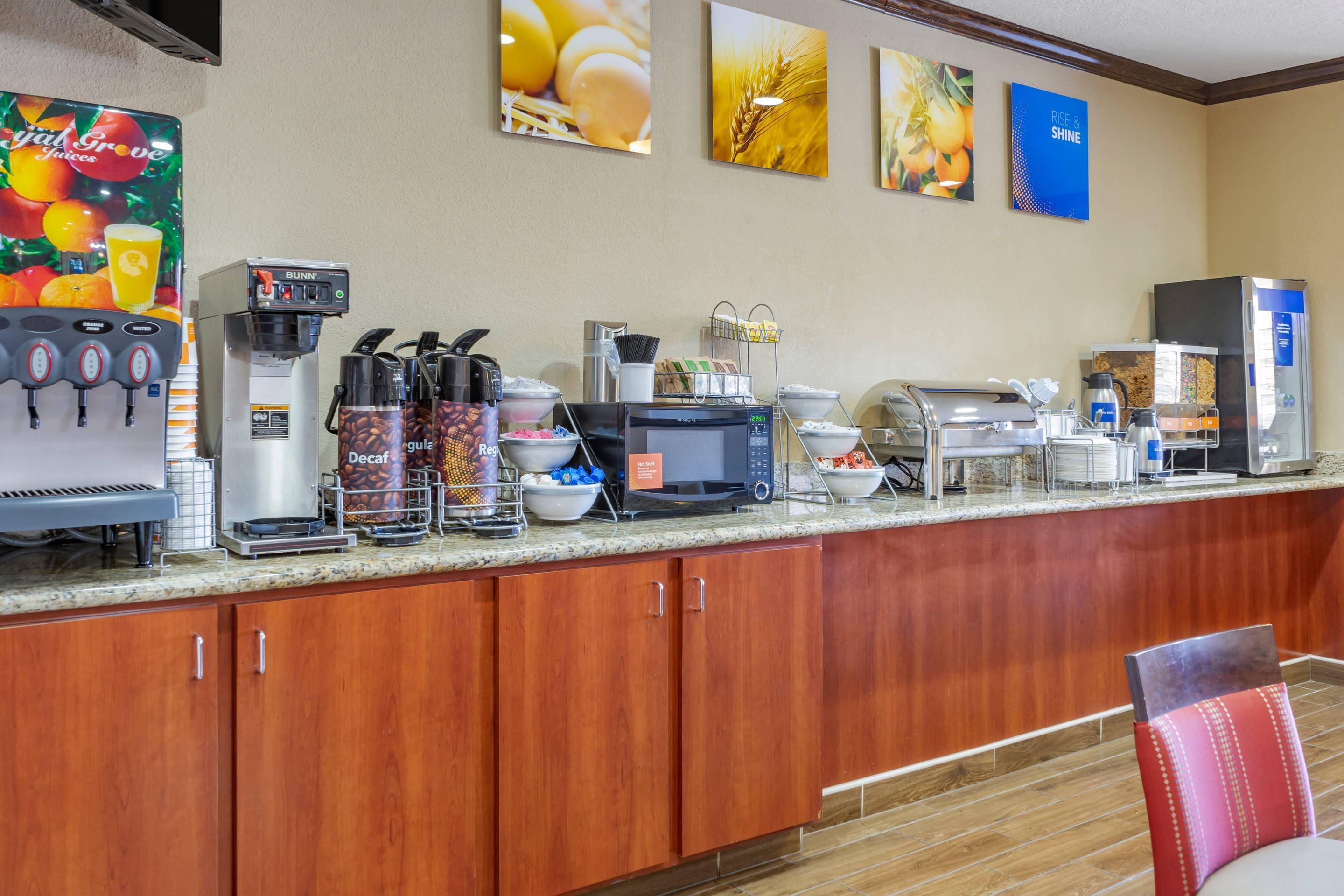 Breakfast area | Comfort Inn Albuquerque Airport