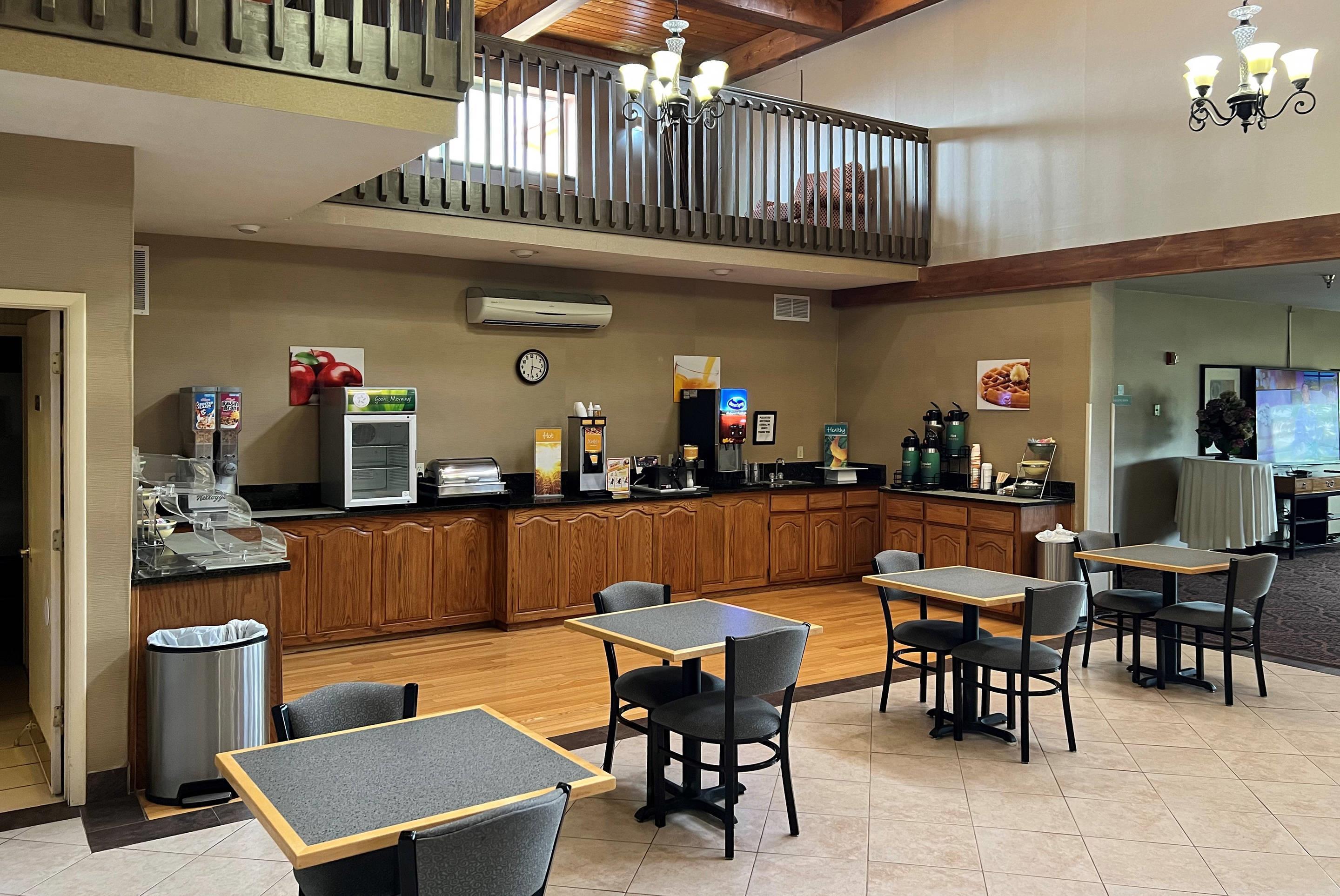 Breakfast area | Quality Inn & Suites Grants - I-40