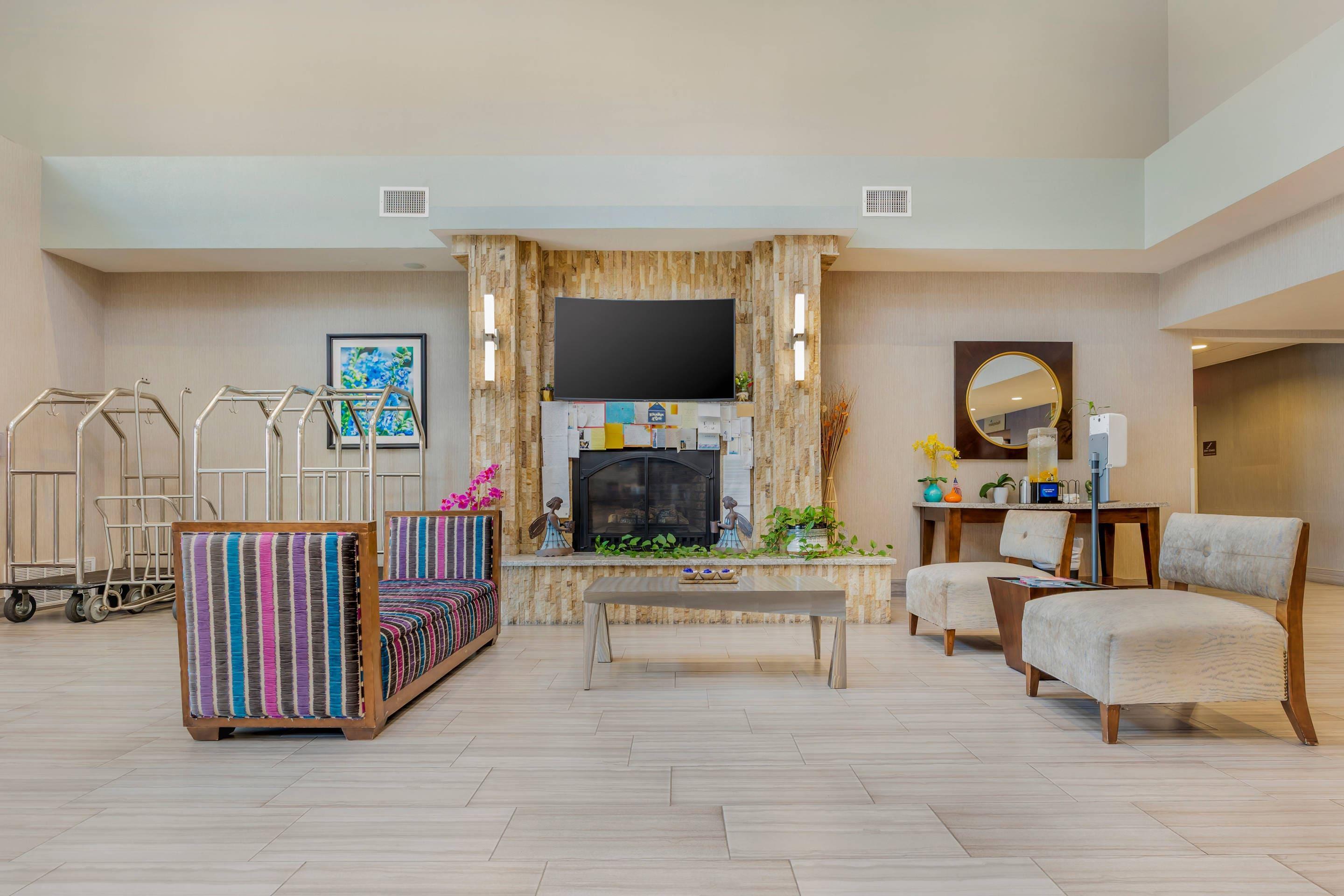 Spacious lobby with sitting area | Comfort Suites Las Cruces I-25 North