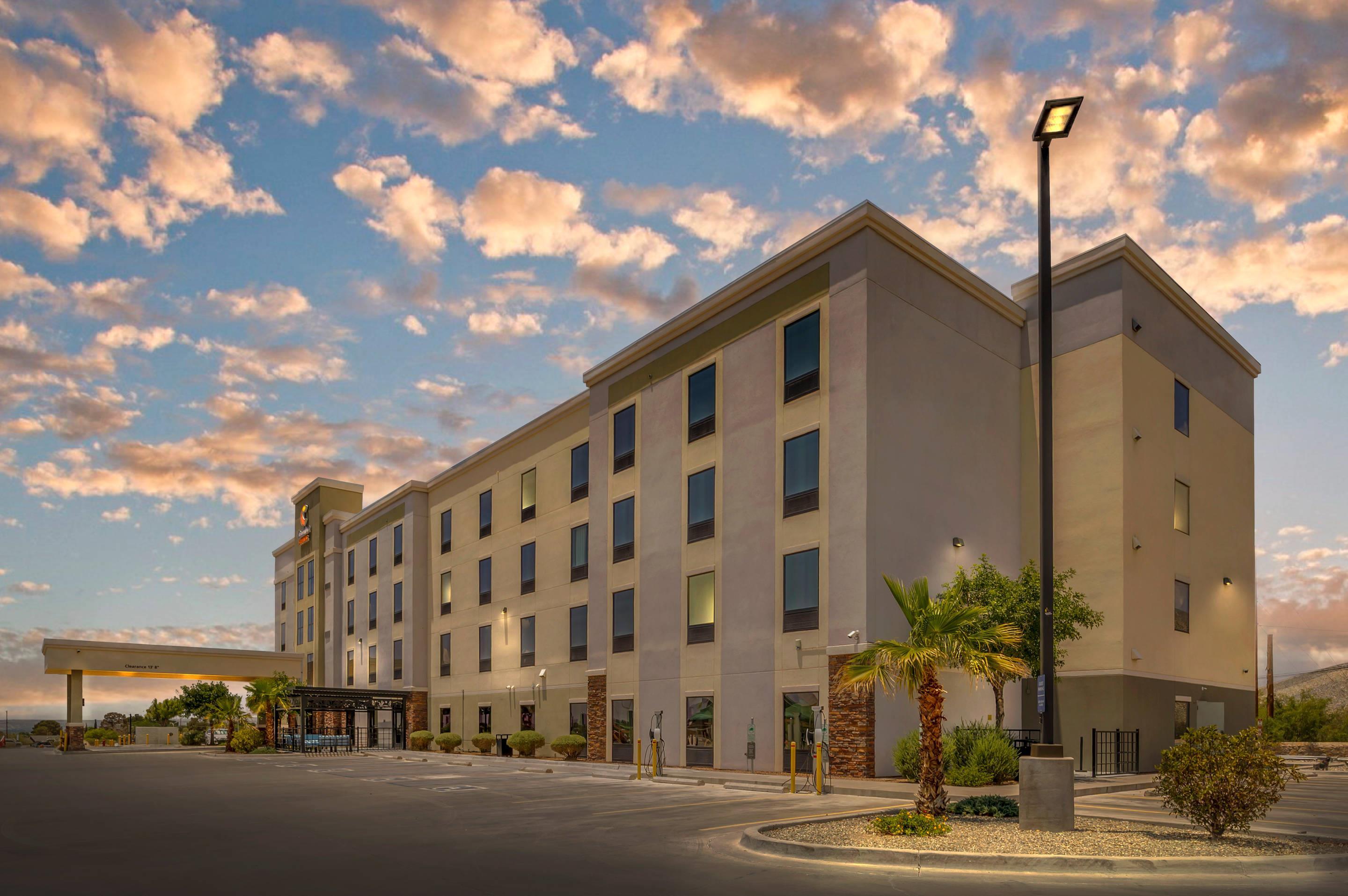 Hotel at night | Comfort Suites Las Cruces I-25 North