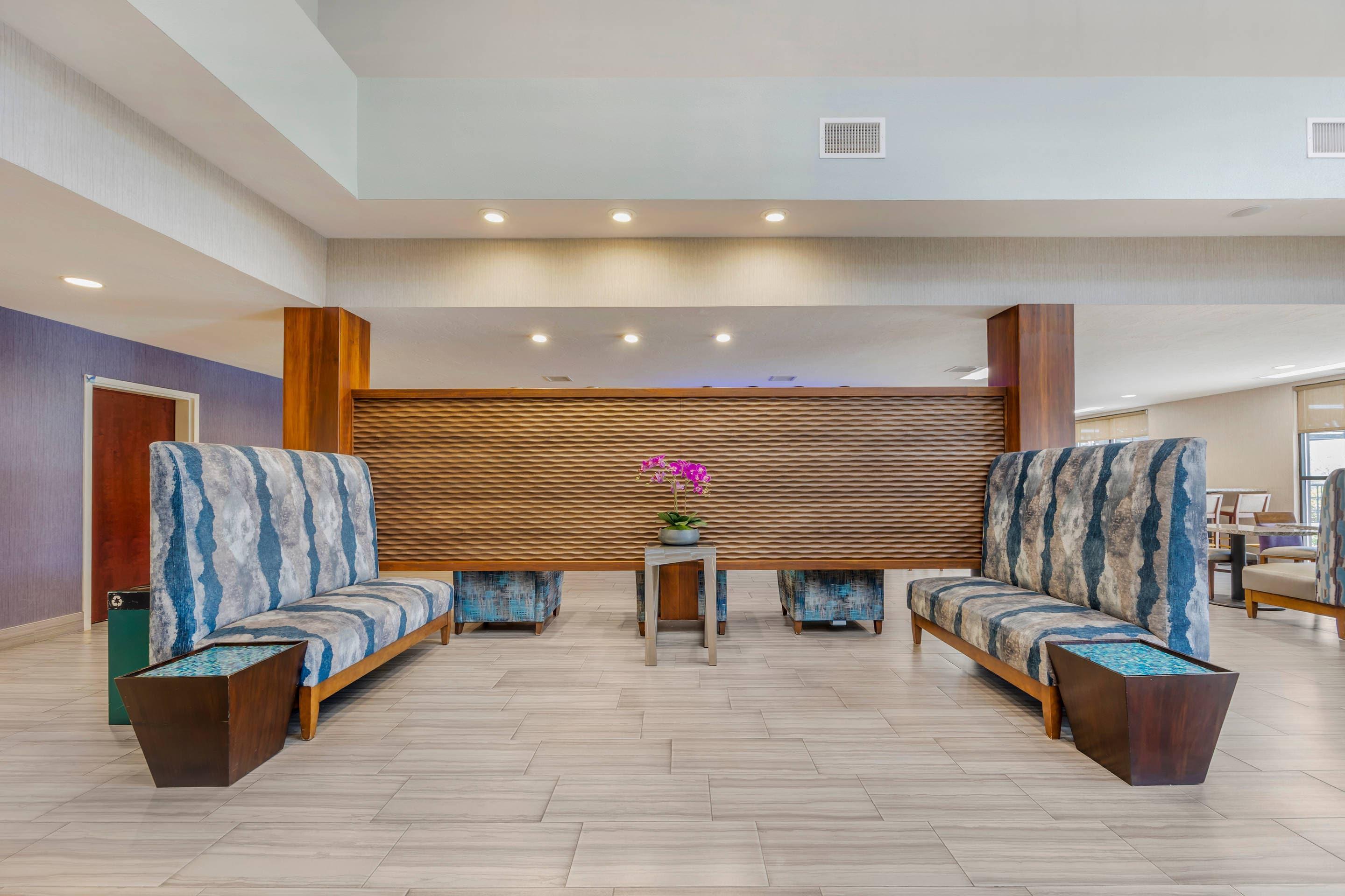 Spacious lobby with sitting area | Comfort Suites Las Cruces I-25 North