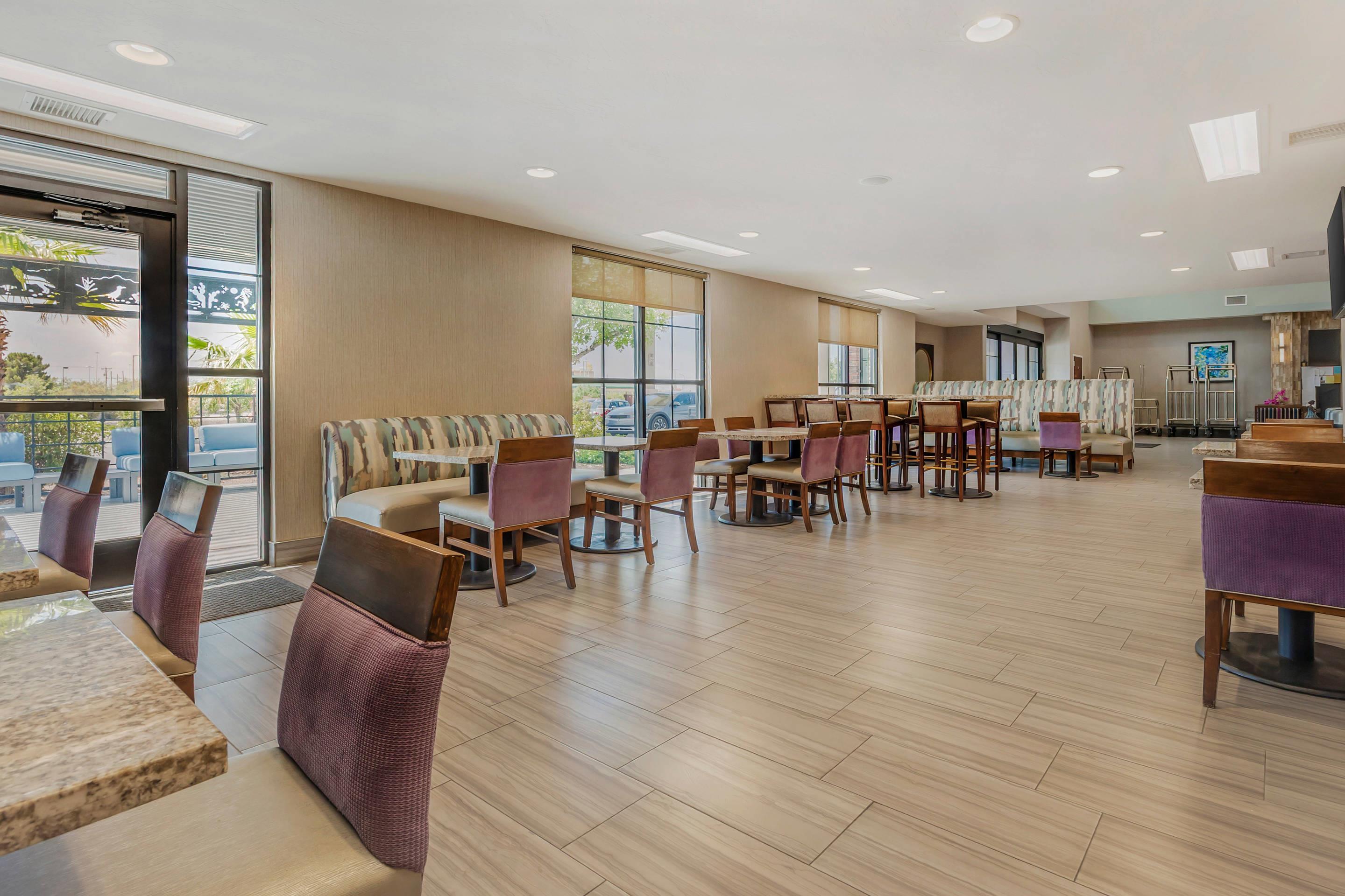 Enjoy breakfast in this seating area | Comfort Suites Las Cruces I-25 North