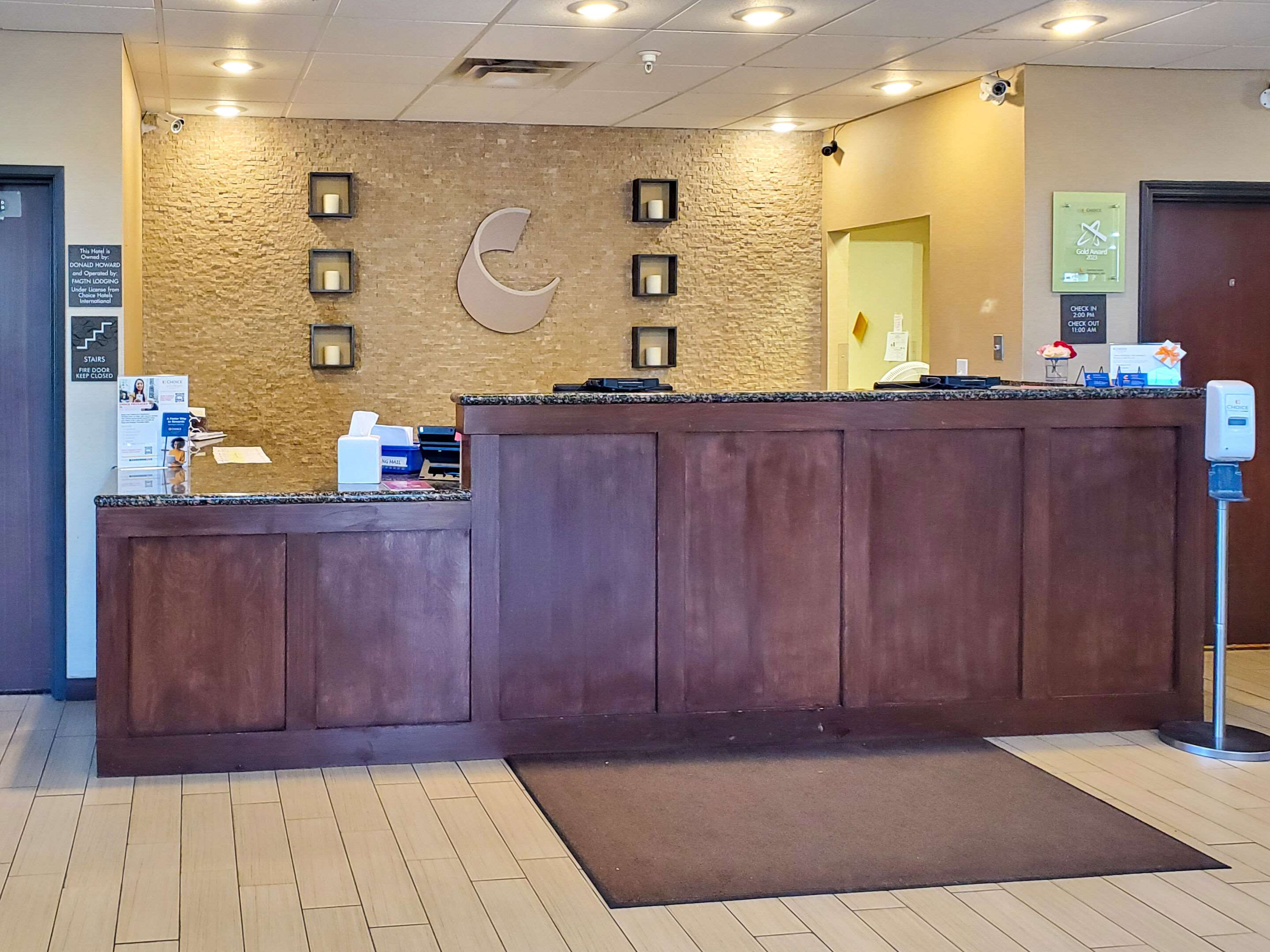 Front desk | Comfort Suites Farmington