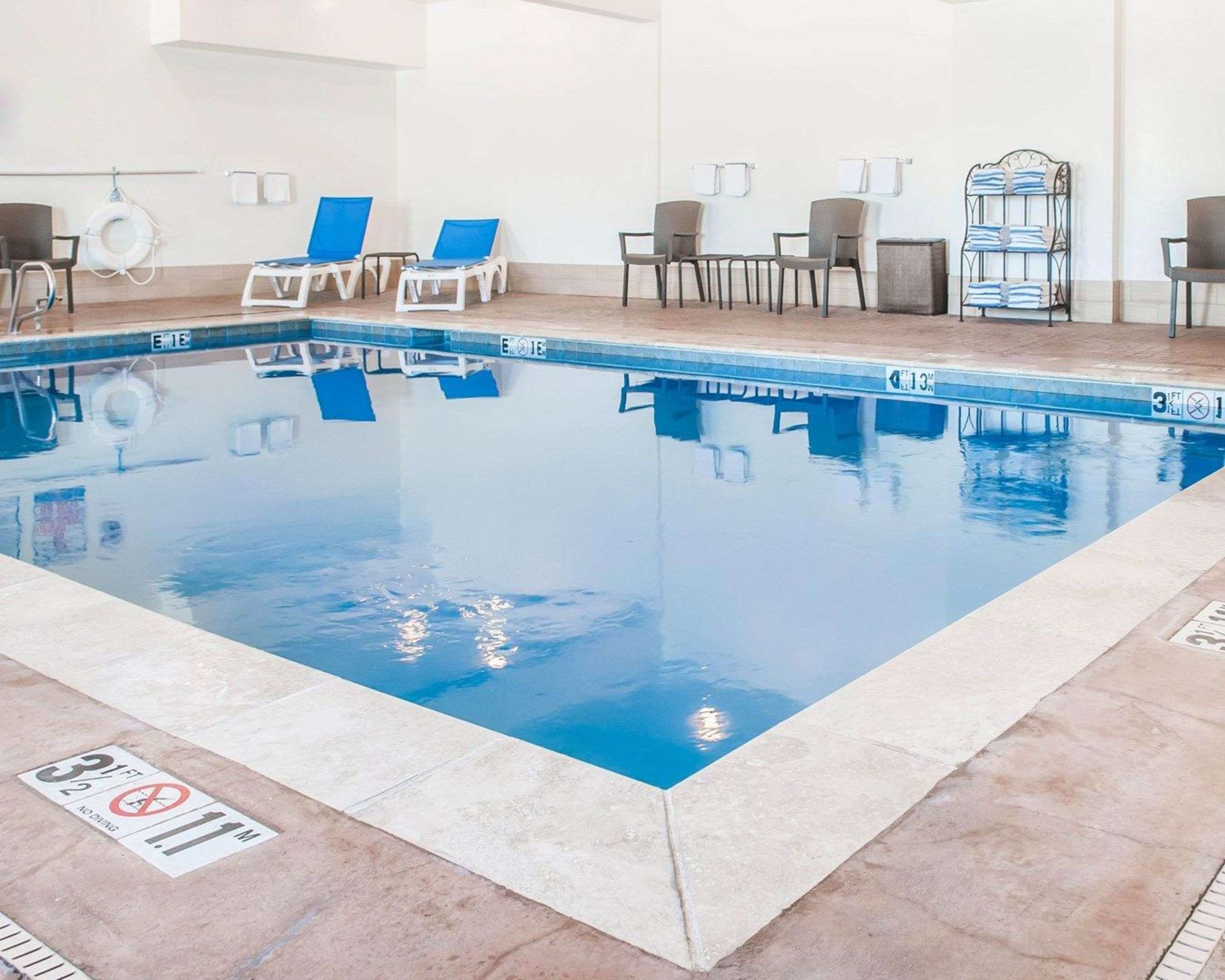 Indoor pool | Comfort Suites Farmington