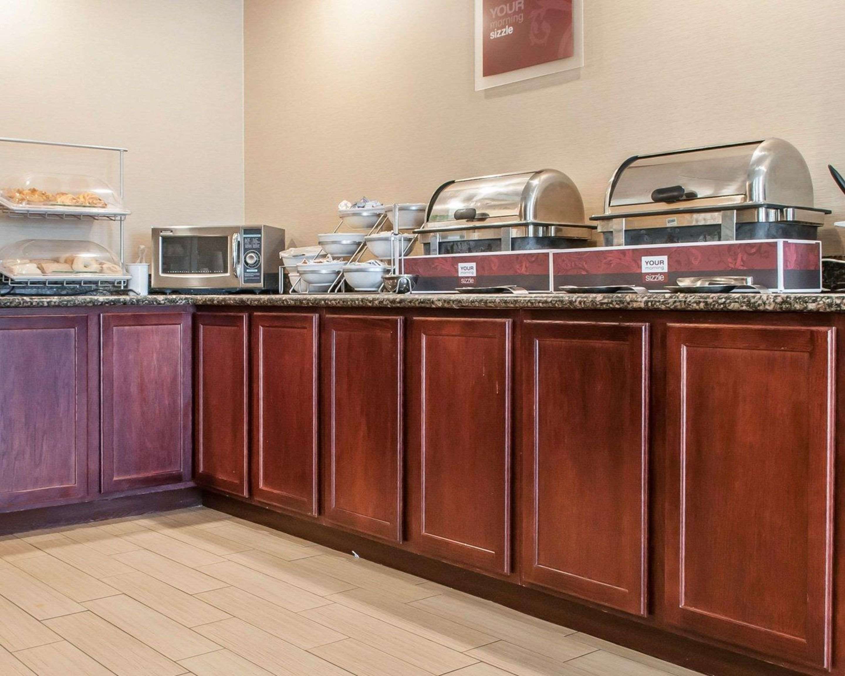 Breakfast area | Comfort Suites Farmington