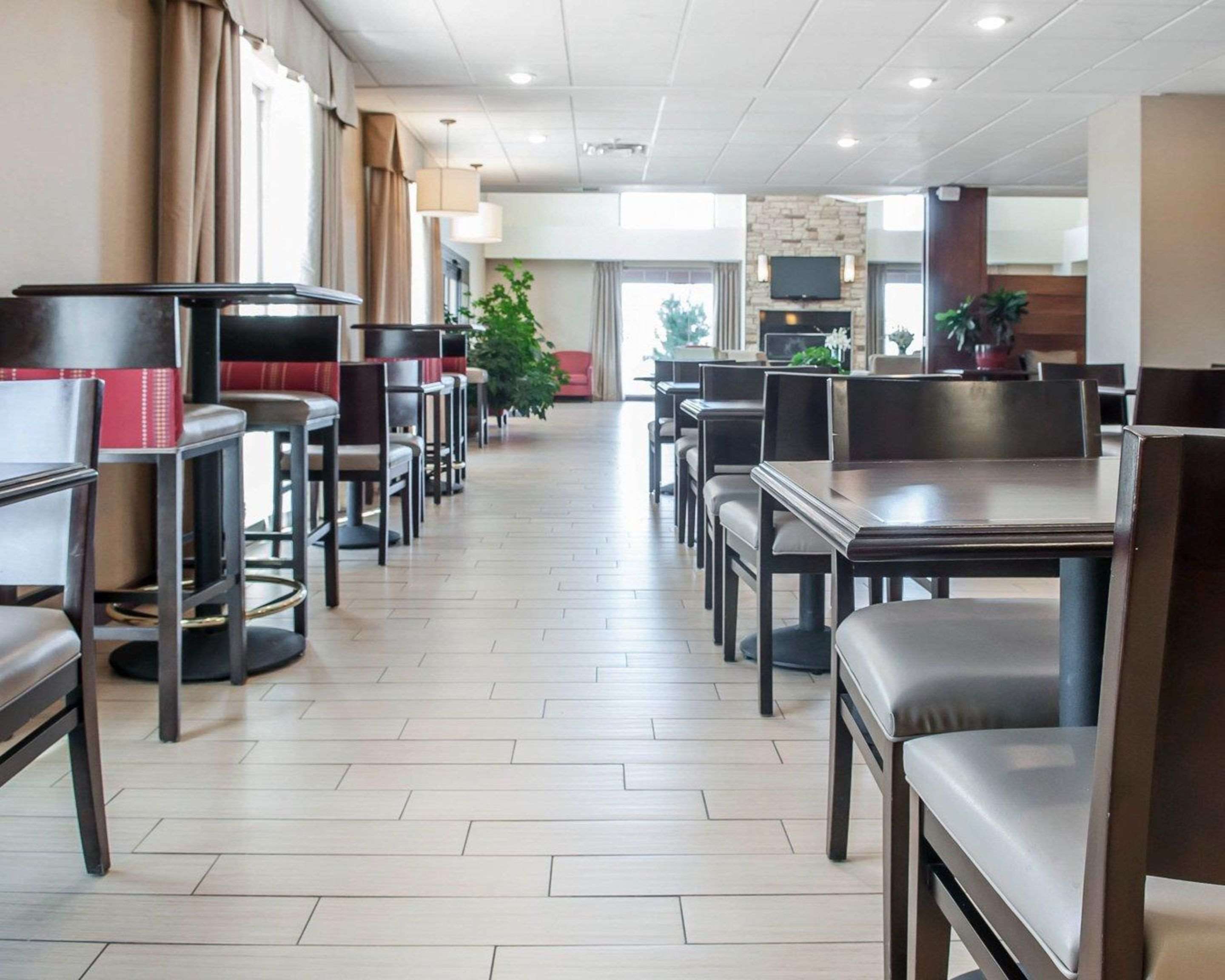 Enjoy breakfast in this seating area | Comfort Suites Farmington