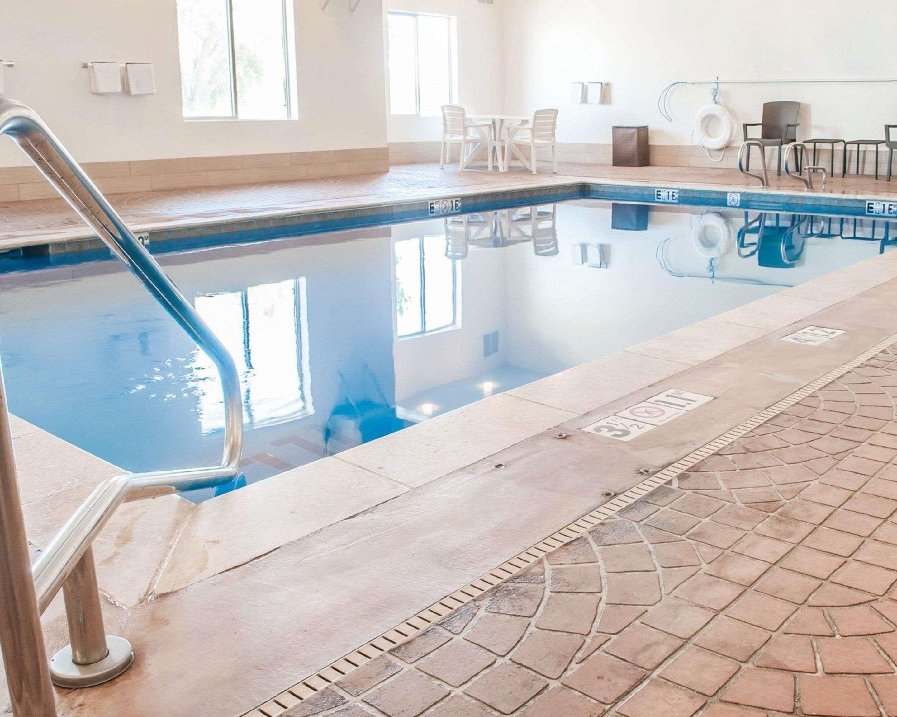 Indoor heated pool | Comfort Suites Farmington