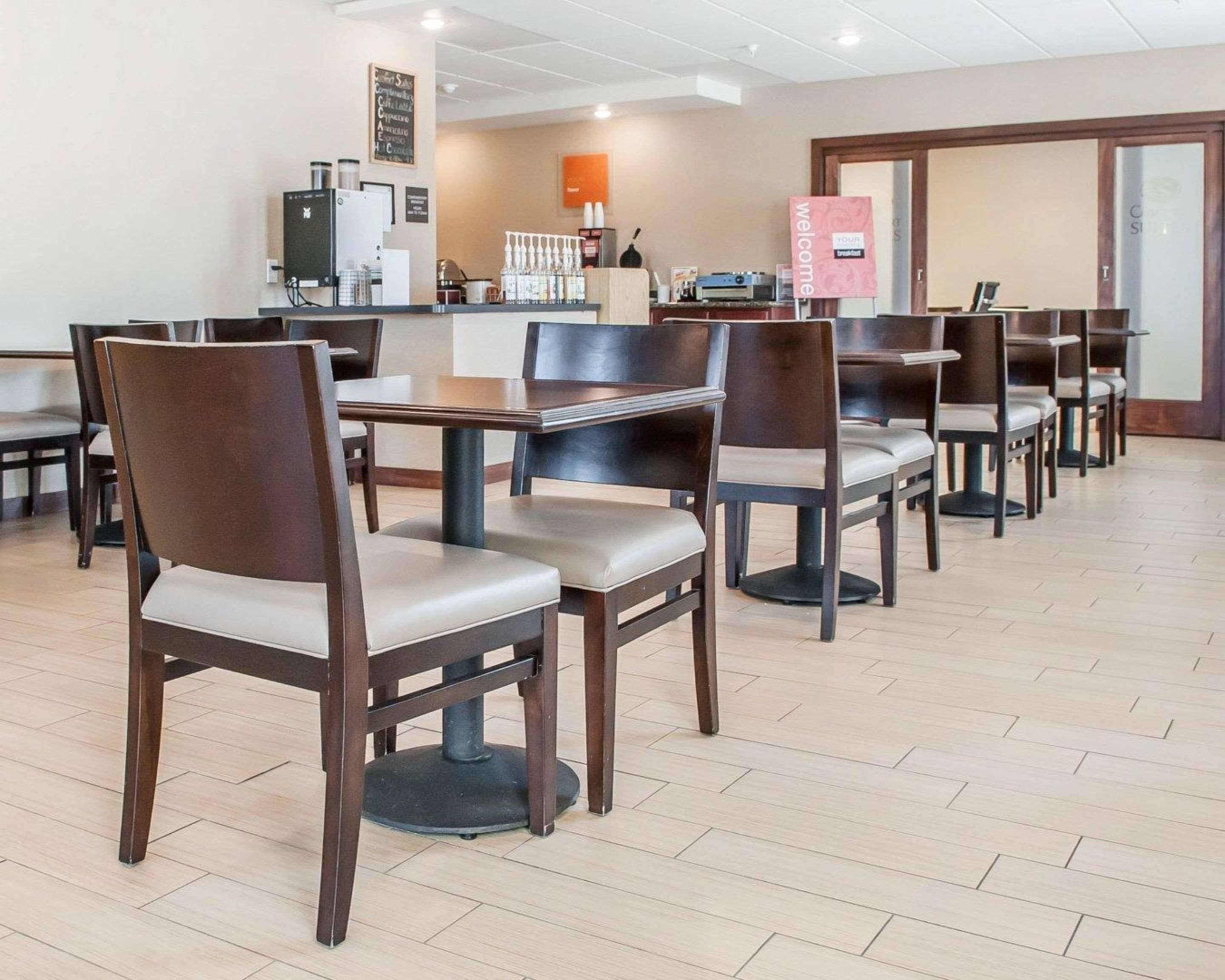Breakfast room | Comfort Suites Farmington