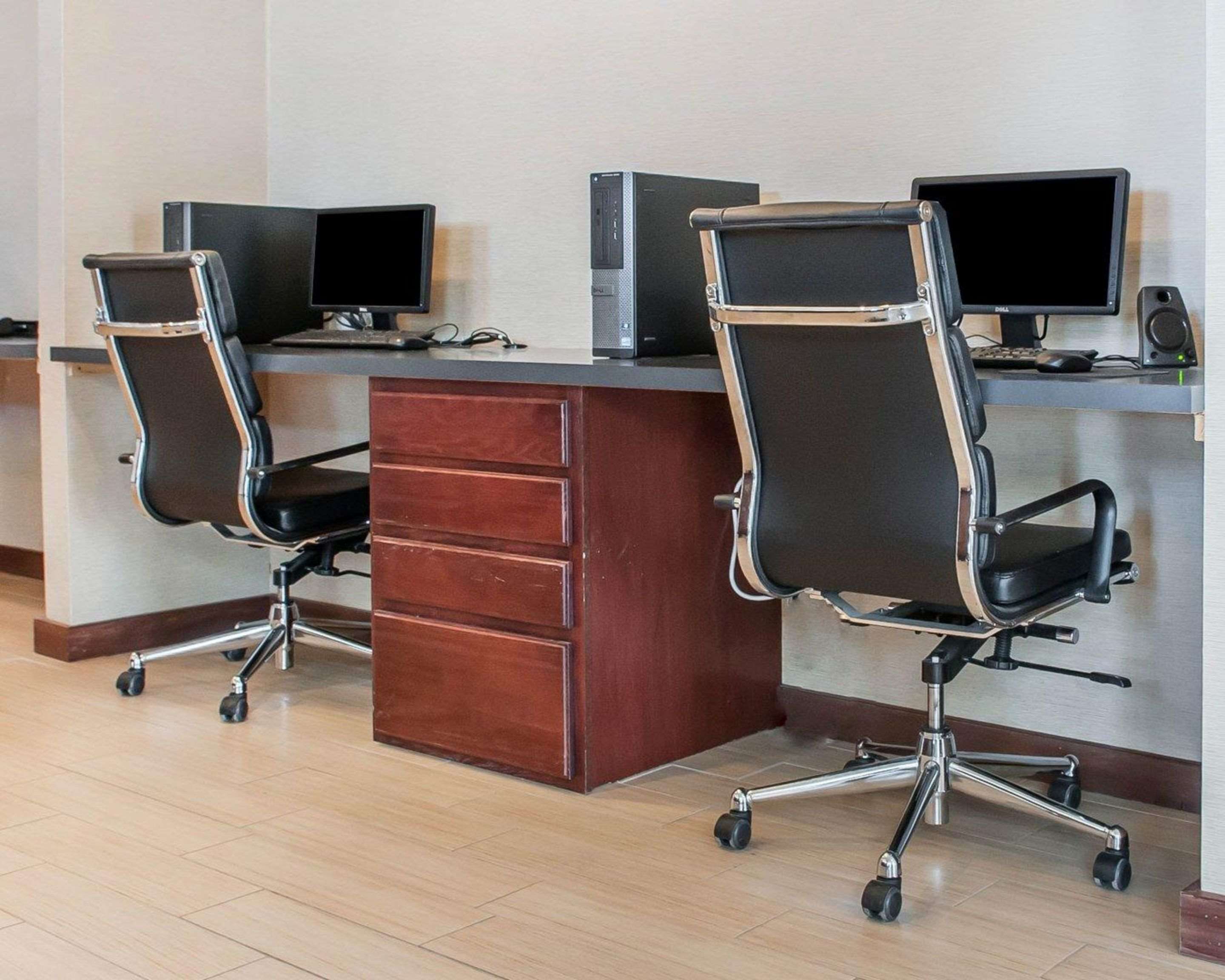 Business center | Comfort Suites Farmington