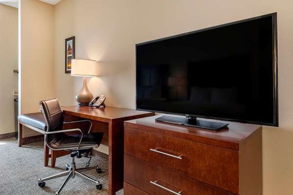  - Comfort Inn & Suites Edgewood - I-40, Exit 187