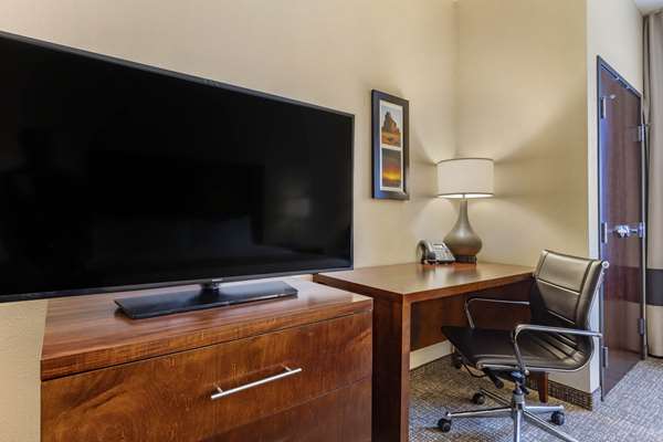  - Comfort Inn & Suites Edgewood - I-40, Exit 187