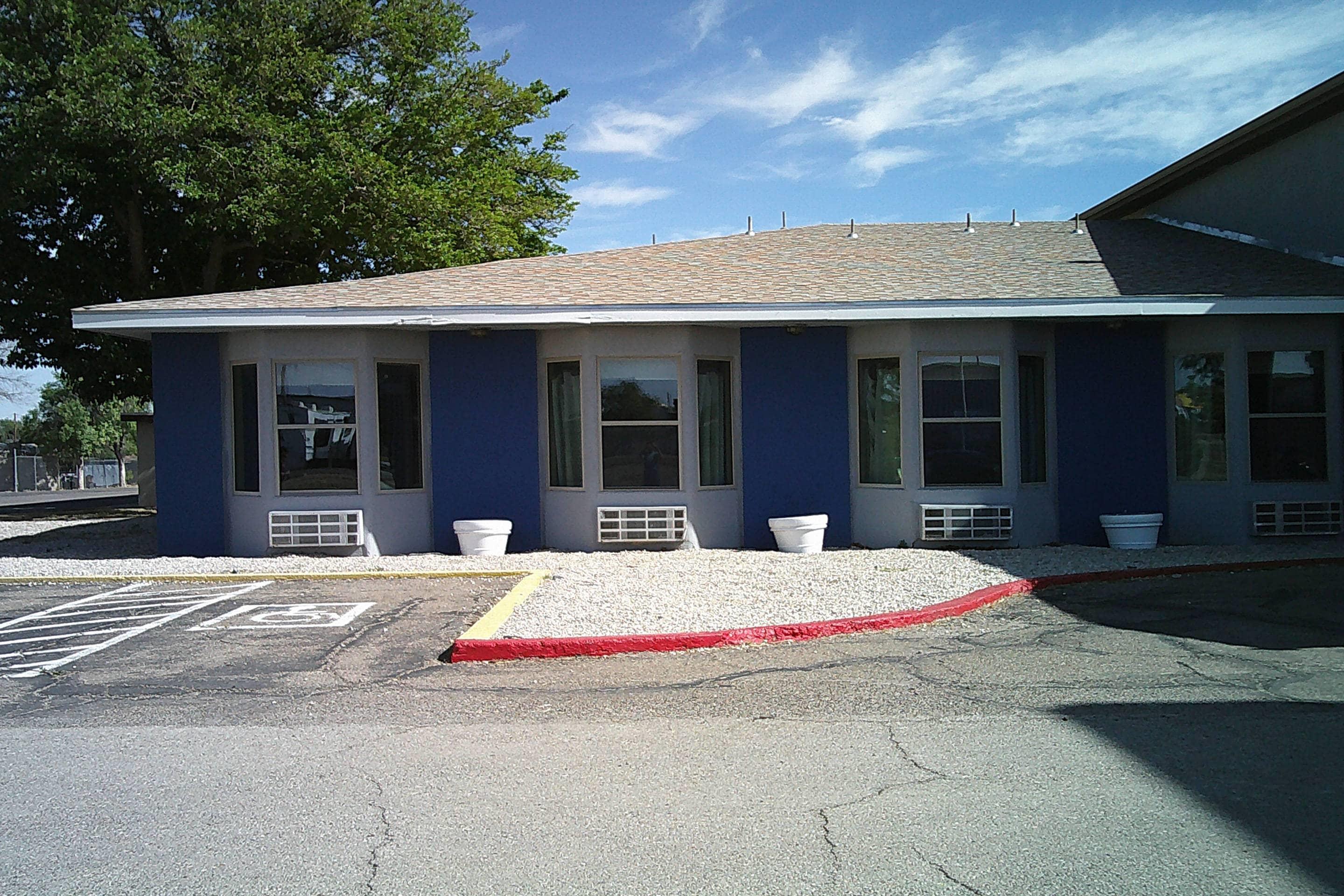 Hotel exterior | Rodeway Inn Roswell