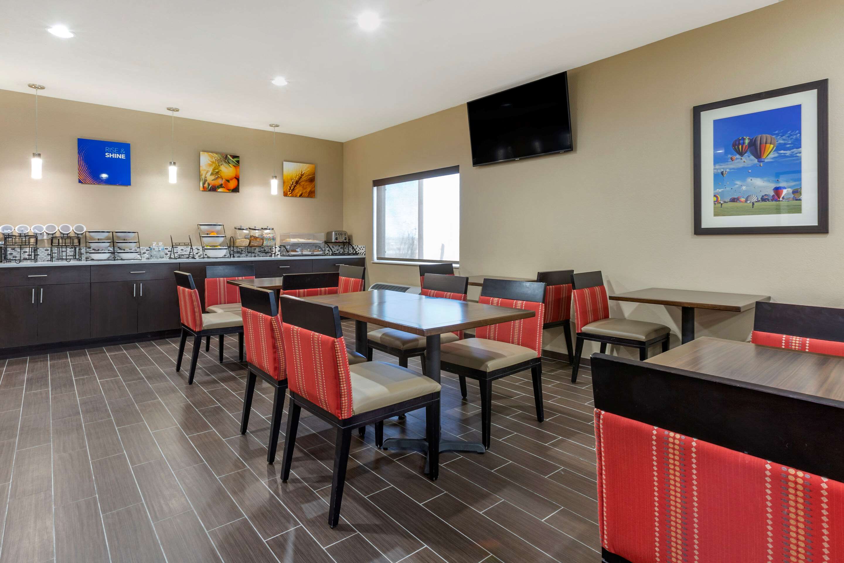 Enjoy breakfast in this seating area | Comfort Inn & Suites Alameda at Albuquerque Balloon Fiesta Park