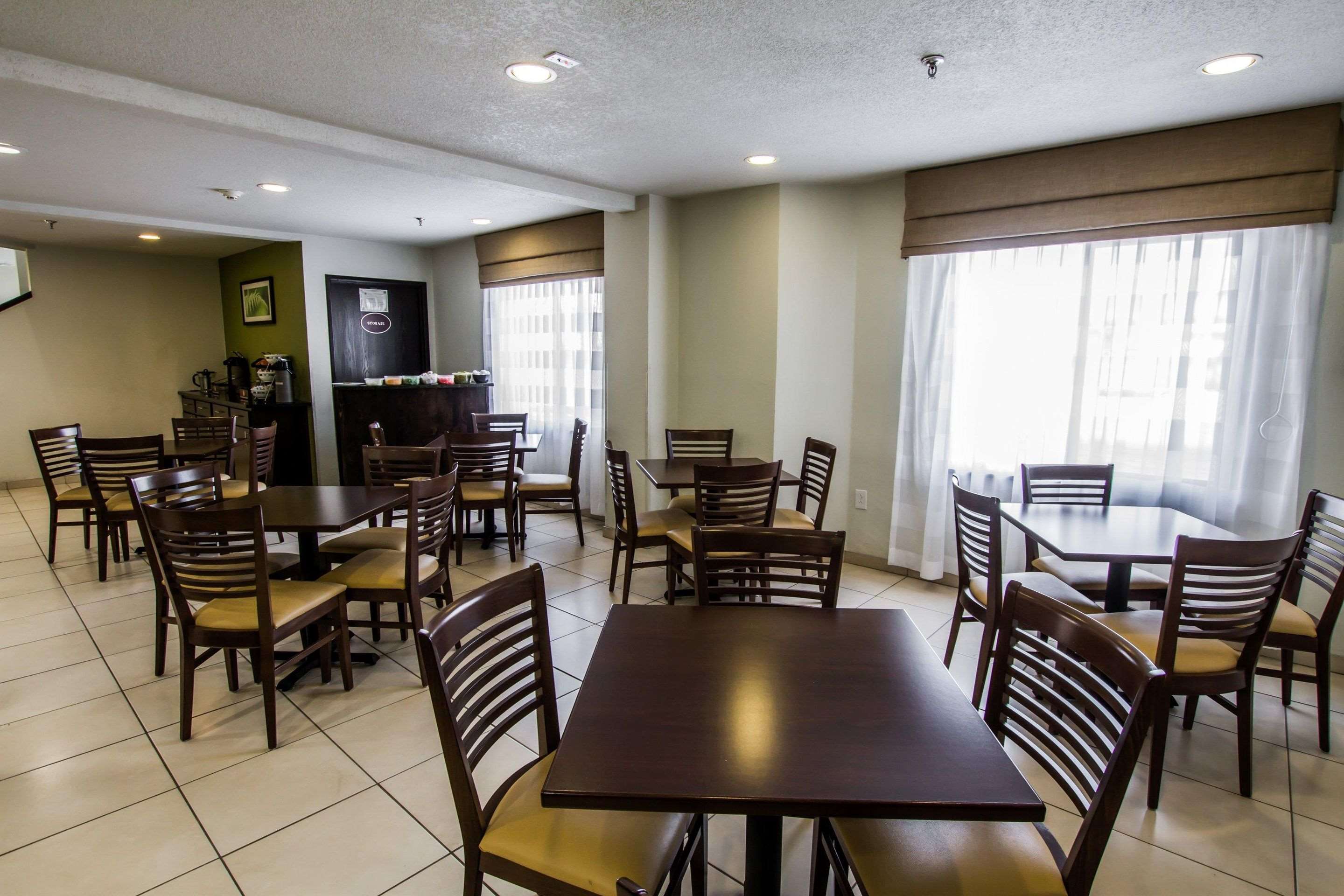 Enjoy breakfast in this spacious area | Sleep Inn Gallup