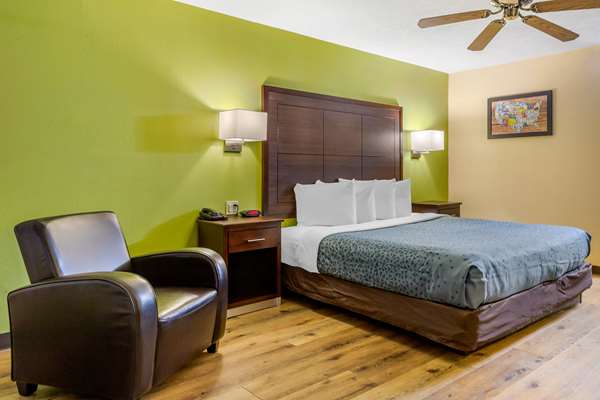  - Econo Lodge Albuquerque West - I-40, Exit 155