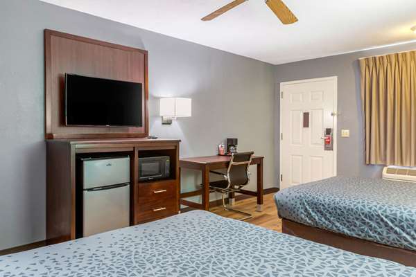  - Econo Lodge Albuquerque West - I-40, Exit 155