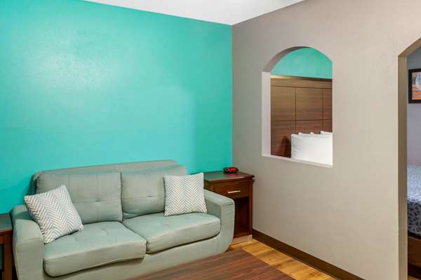 Suite - Econo Lodge Albuquerque West - I-40, Exit 155