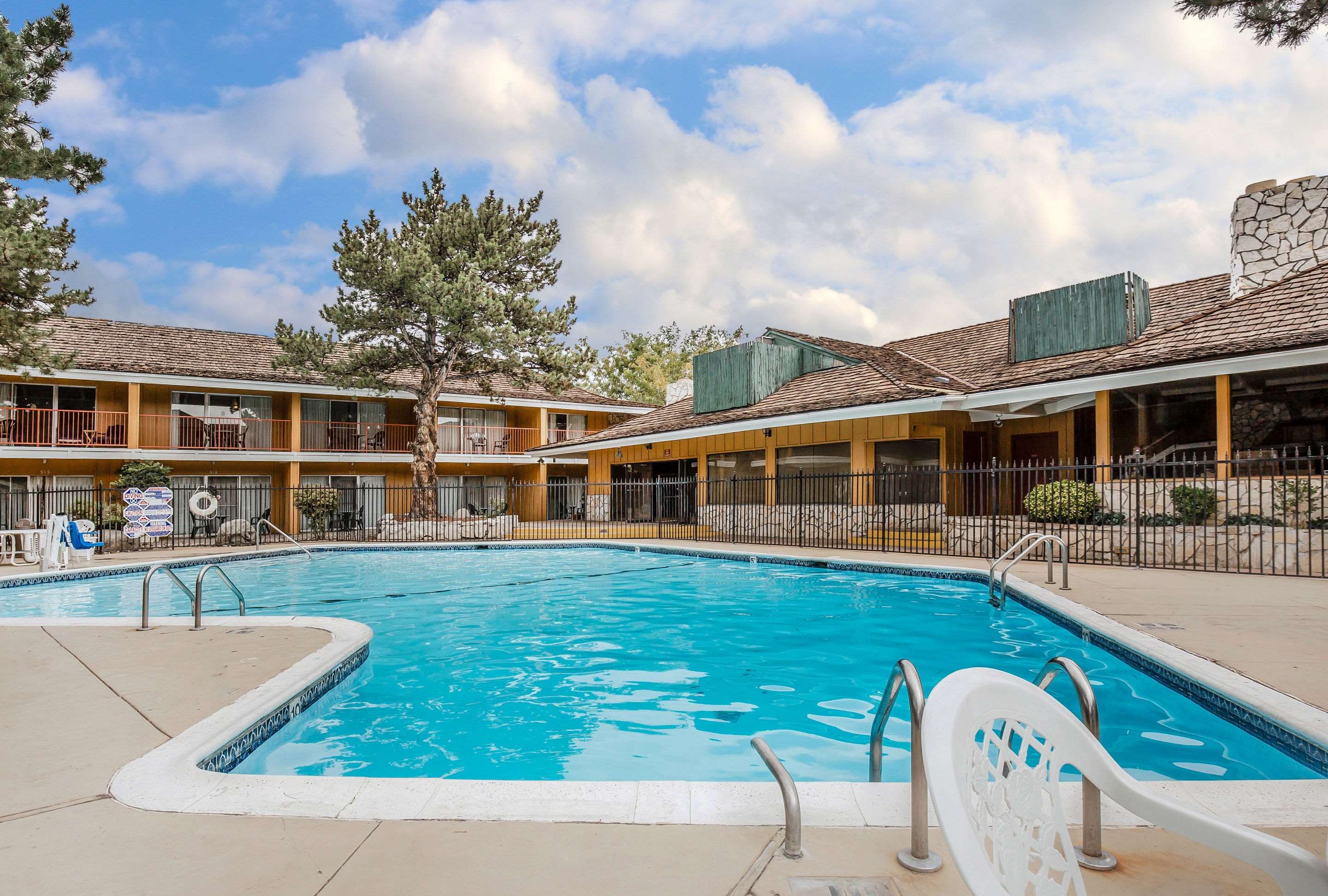 Outdoor pool | Econo Lodge Reno-Sparks Convention Center