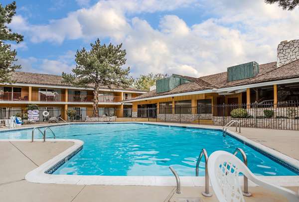 Pool - Econo Lodge Reno
