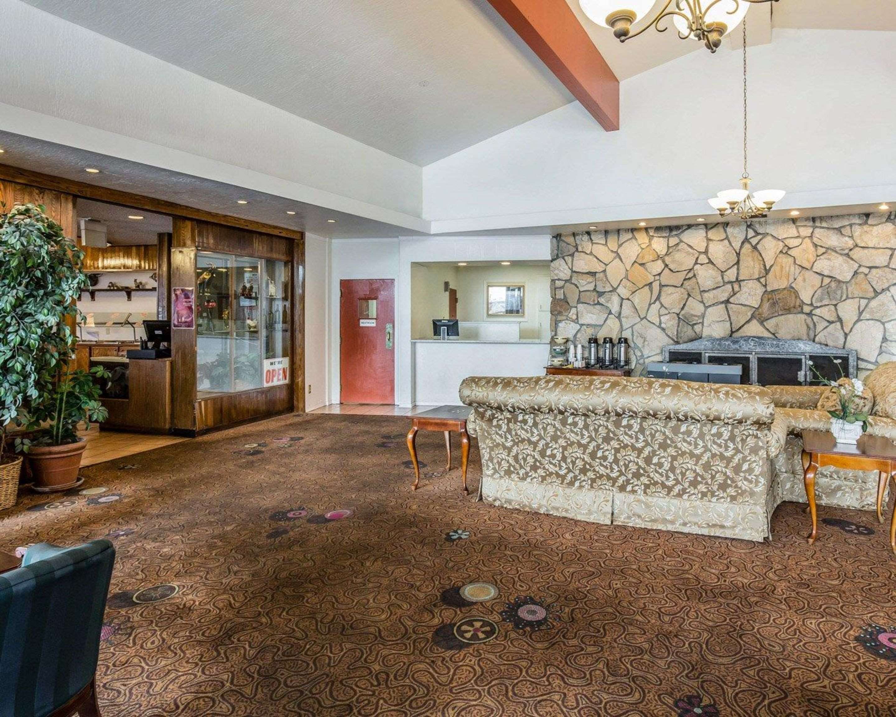 Hotel lobby | Econo Lodge Reno-Sparks Convention Center