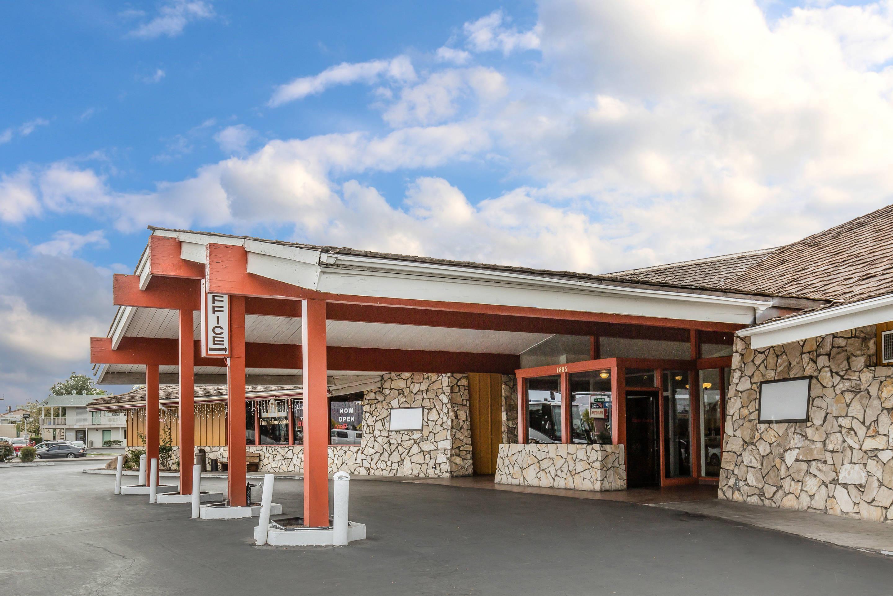 Hotel Entrance | Econo Lodge Reno-Sparks Convention Center